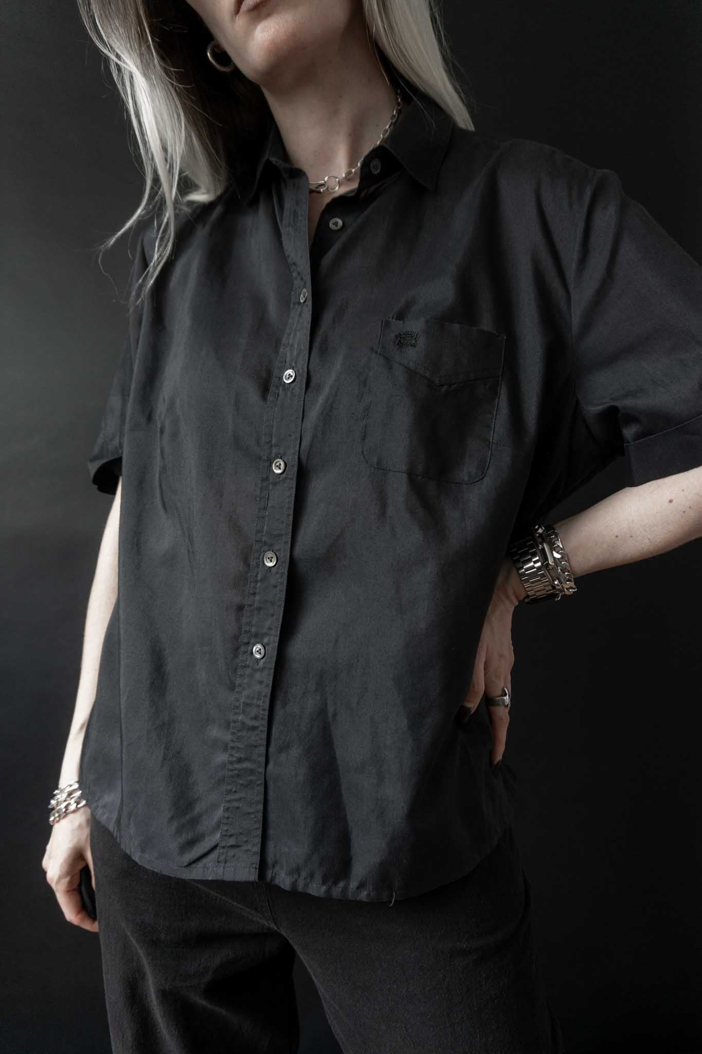 Schwarze Kurzarm-Bluse aus Viskose mit aufgesetzter Tasche – sommerliches Gothic Vintage Basic