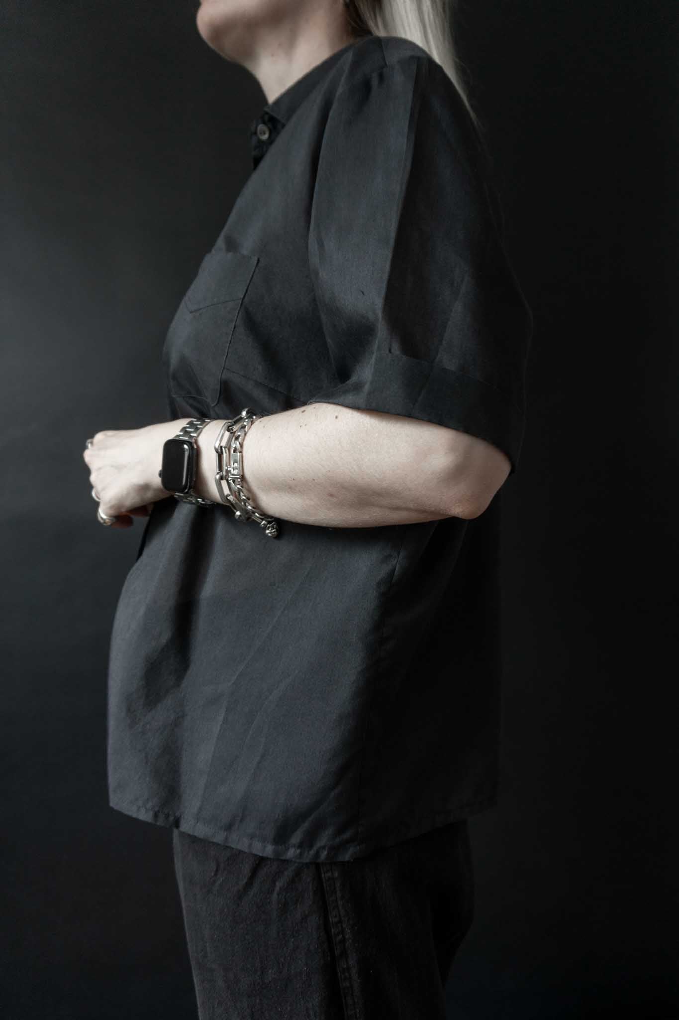 Schwarze Kurzarm-Bluse aus Viskose mit aufgesetzter Tasche – sommerliches Gothic Vintage Basic