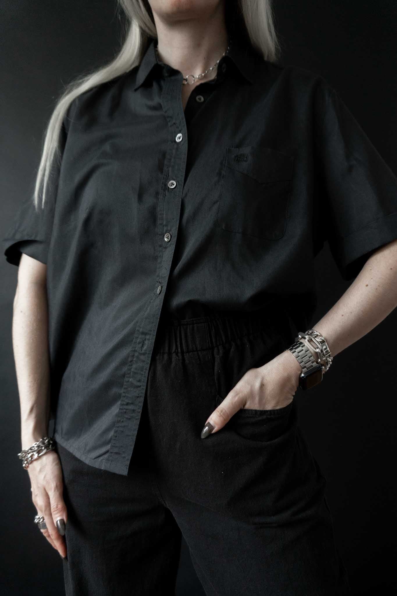 Schwarze Kurzarm-Bluse aus Viskose mit aufgesetzter Tasche – sommerliches Gothic Vintage Basic