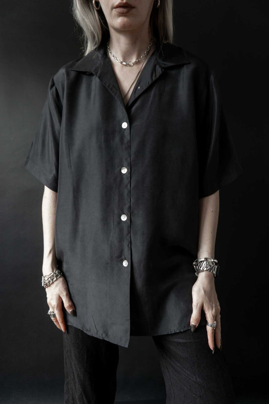 Schwarze Vintage Seidenbluse mit kurzen Ärmeln – minimalistisches All-Black Essential aus 100 % Seide von theplaincircle vintage