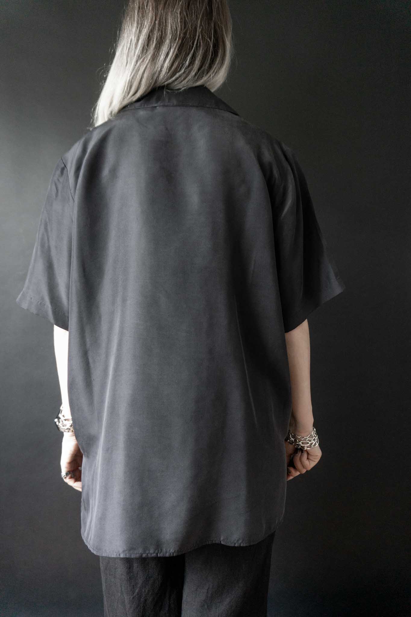 Schwarze Vintage Seidenbluse mit kurzen Ärmeln – minimalistisches All-Black Essential aus 100 % Seide von theplaincircle vintage