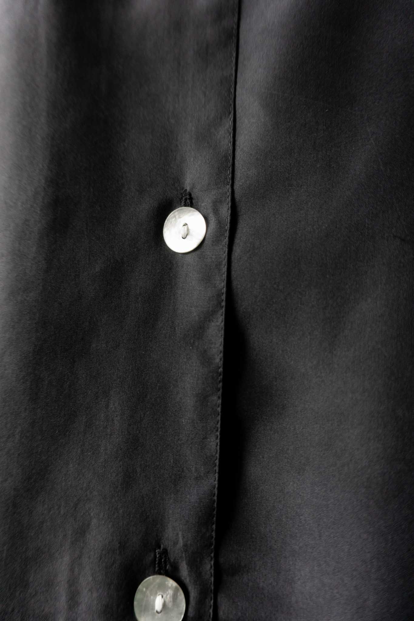 Schwarze Vintage Seidenbluse mit kurzen Ärmeln – minimalistisches All-Black Essential aus 100 % Seide von theplaincircle vintage