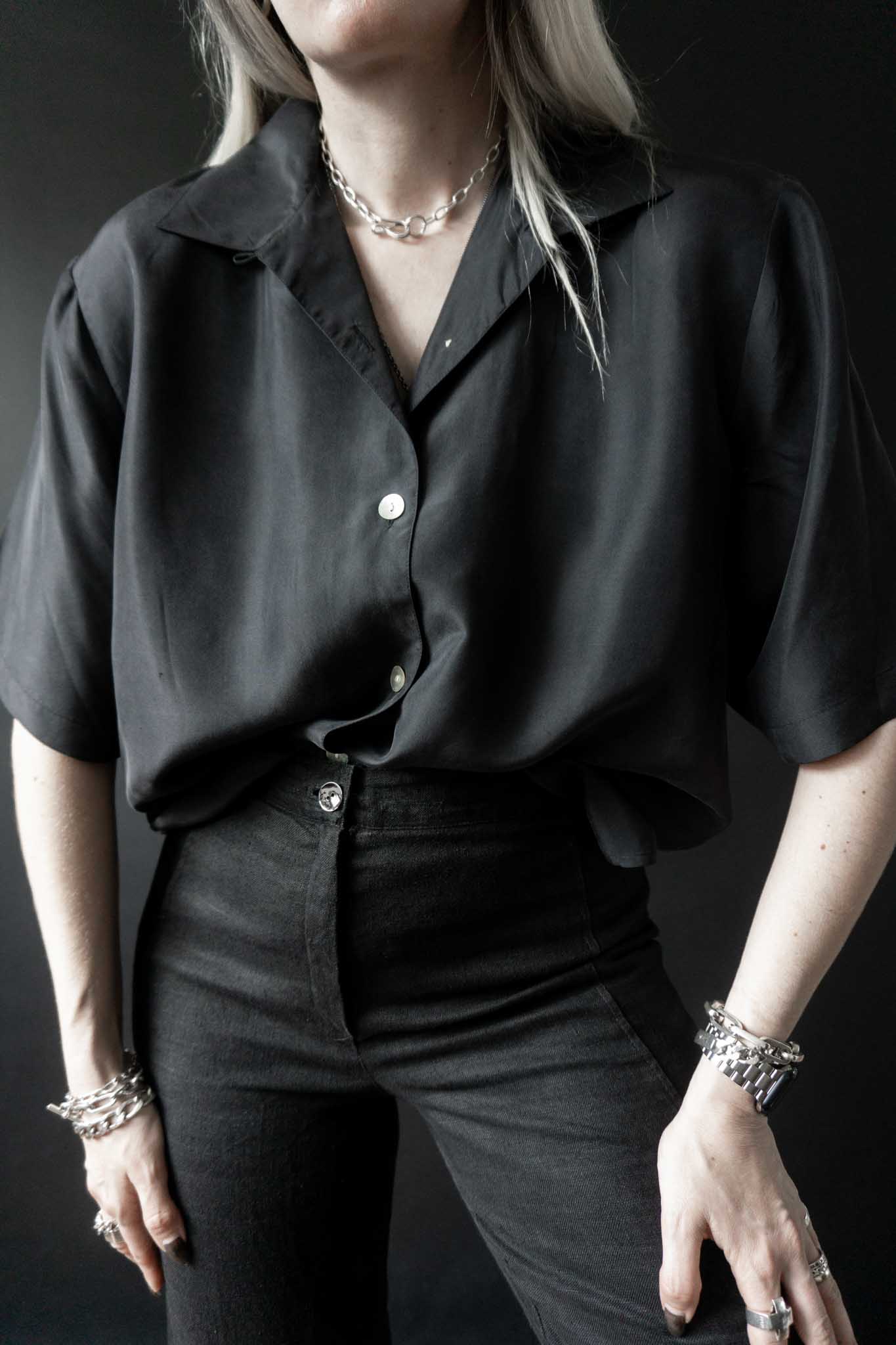 Schwarze Vintage Seidenbluse mit kurzen Ärmeln – minimalistisches All-Black Essential aus 100 % Seide von theplaincircle vintage