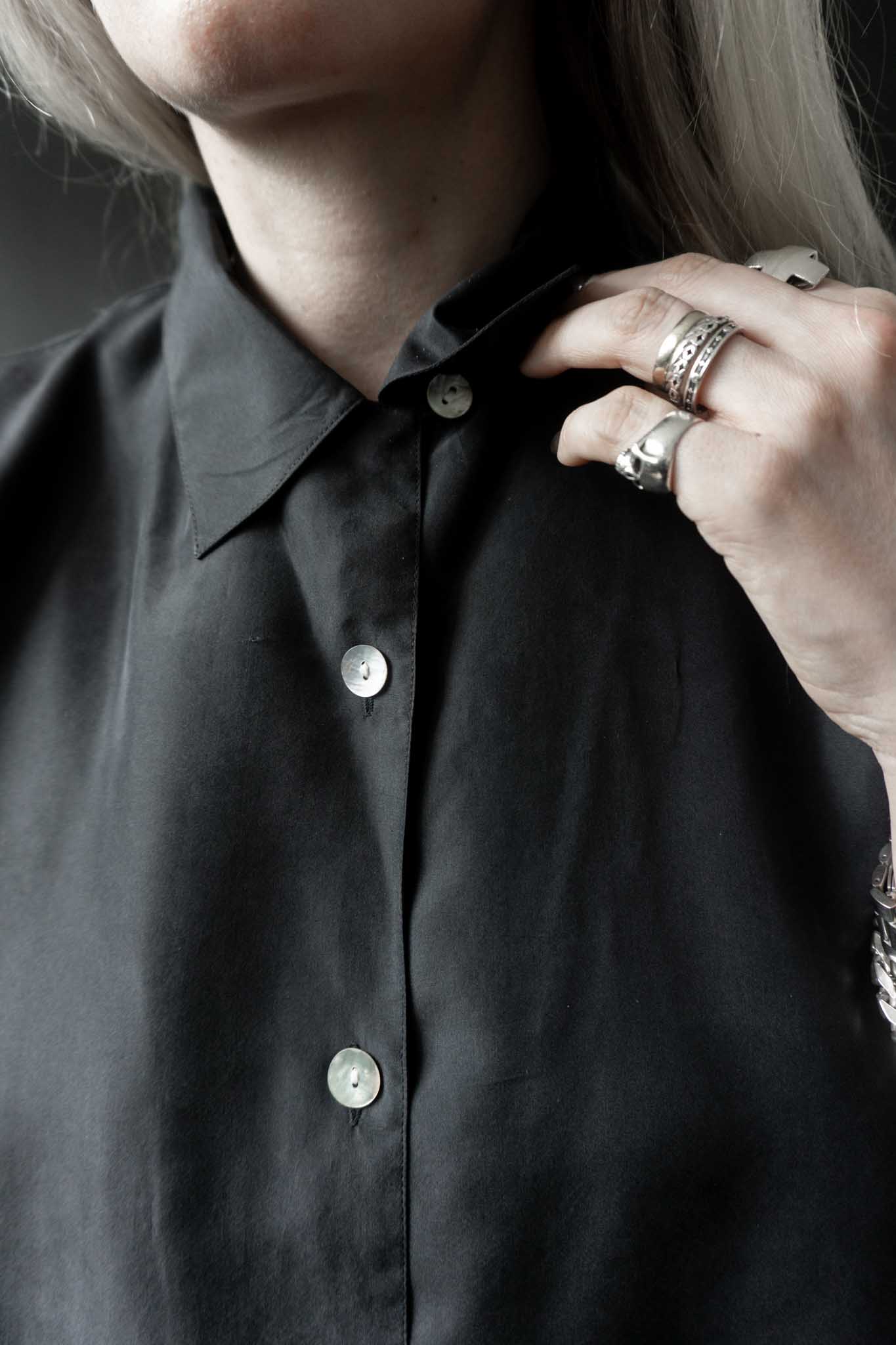 Schwarze Vintage Seidenbluse mit kurzen Ärmeln – minimalistisches All-Black Essential aus 100 % Seide von theplaincircle vintage