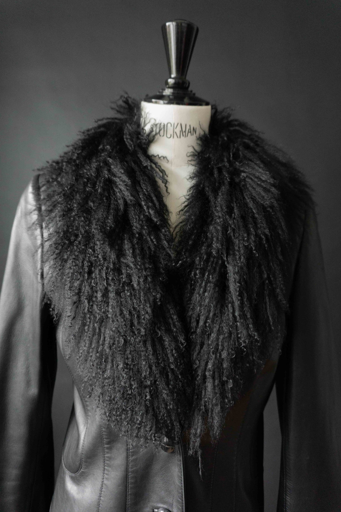 Vintage Escada Leder-Mantel mit schwarzem Lammfell-Besatz aus den 80er Jahren