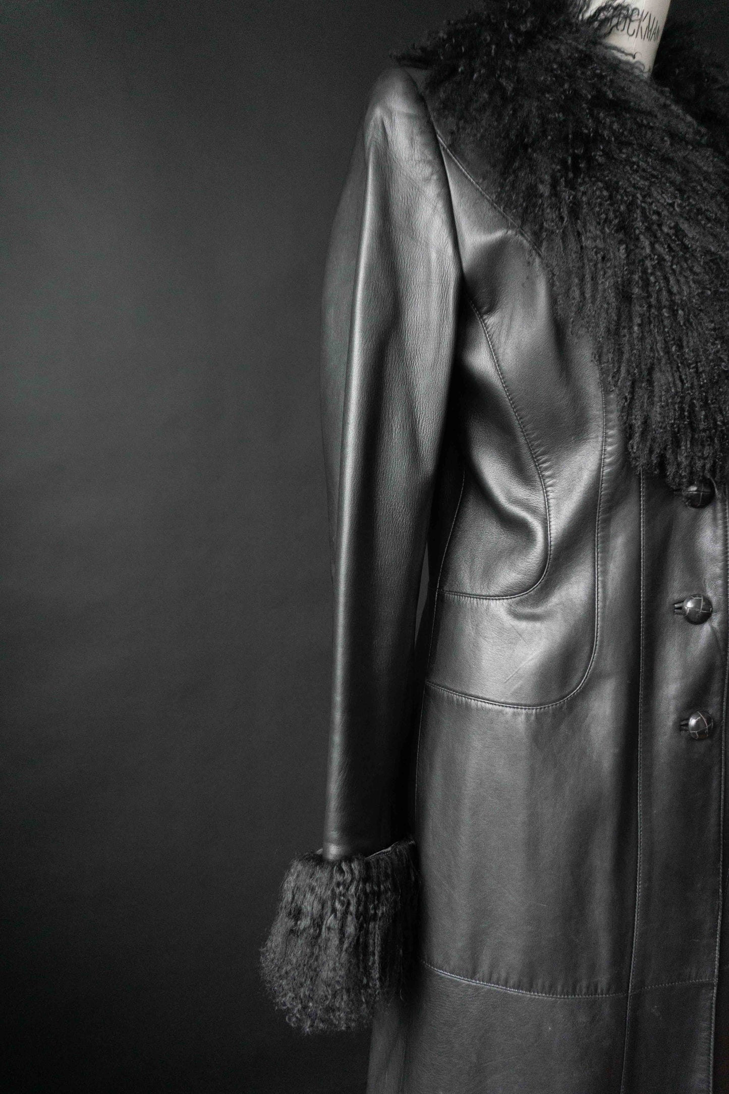 Vintage Escada Leder-Mantel mit schwarzem Lammfell-Besatz aus den 80er Jahren