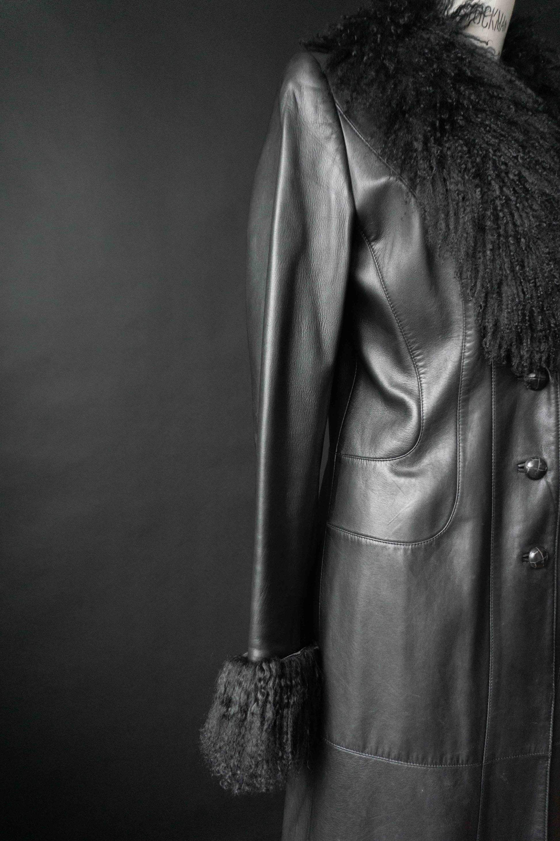 Vintage Escada Leder-Mantel mit schwarzem Lammfell-Besatz aus den 80er Jahren