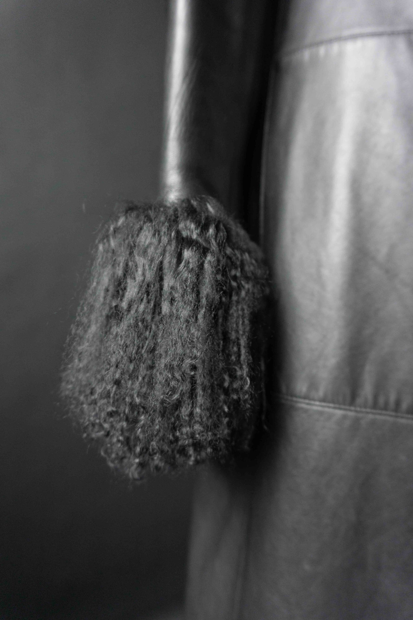 Vintage Escada Leder-Mantel mit schwarzem Lammfell-Besatz aus den 80er Jahren