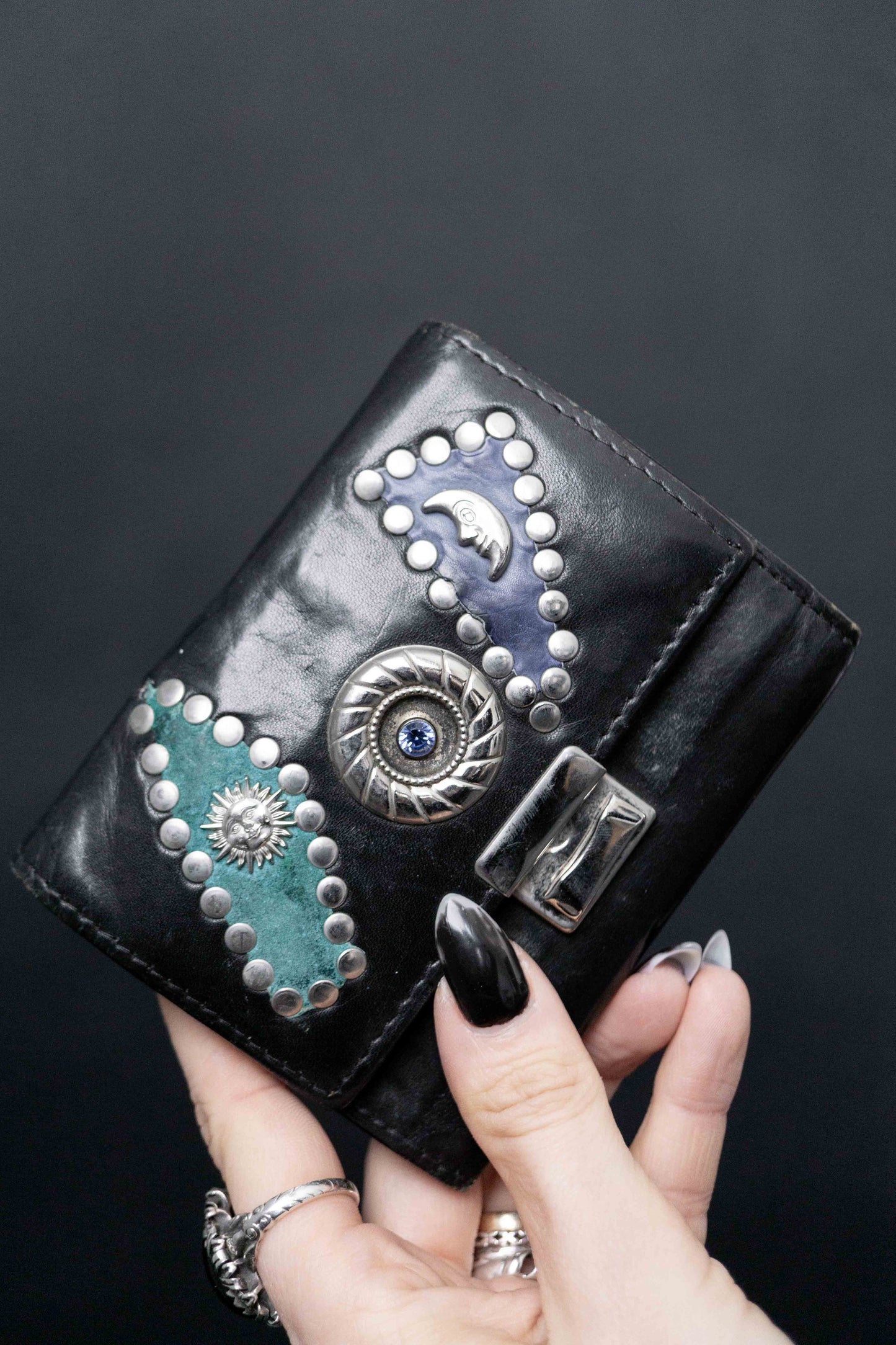 Schwarzes Mini-Portemonnaie mit Nieten und Strasssteinen im Kolster-Stil