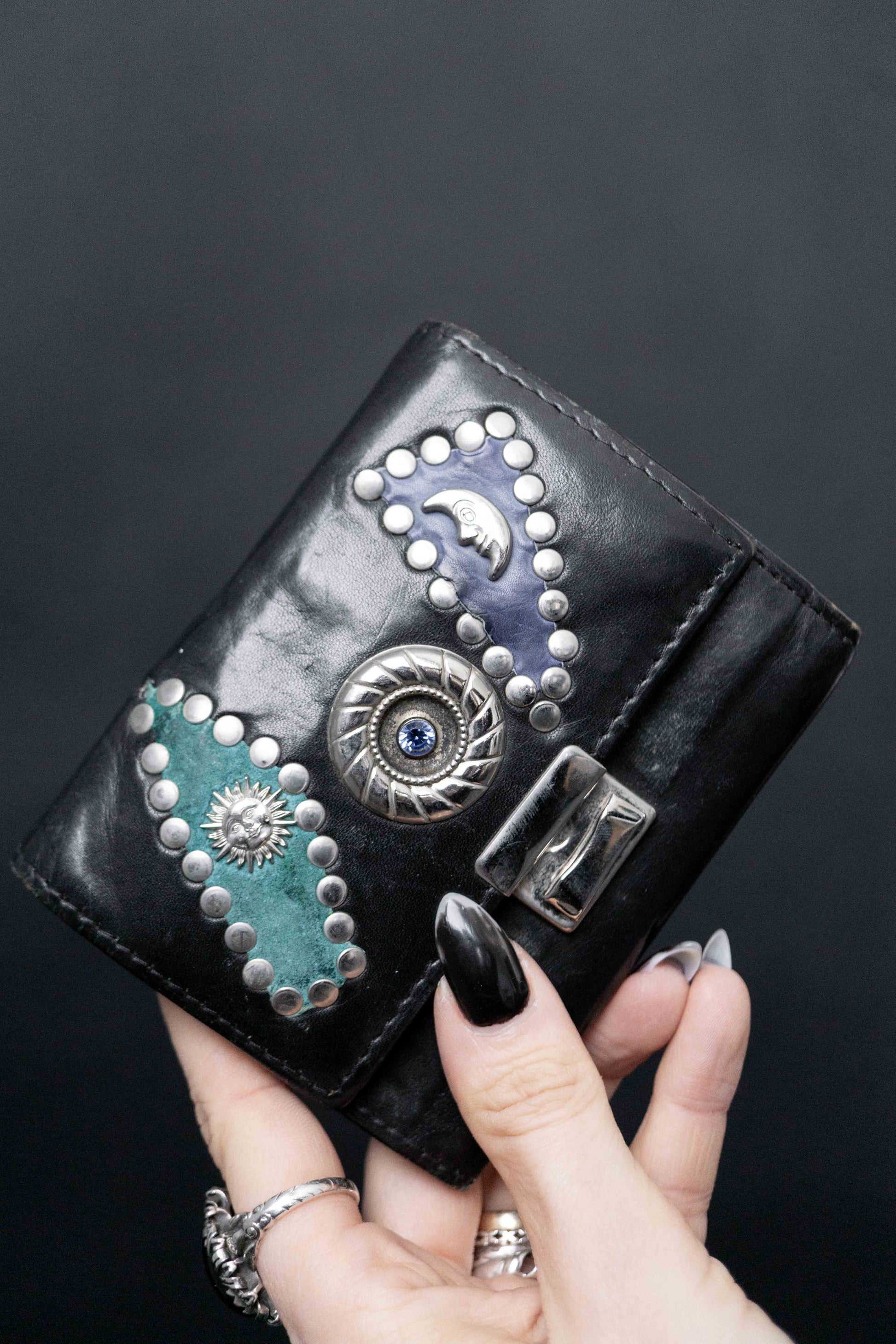 Schwarzes Mini-Portemonnaie mit Nieten und Strasssteinen im Kolster-Stil