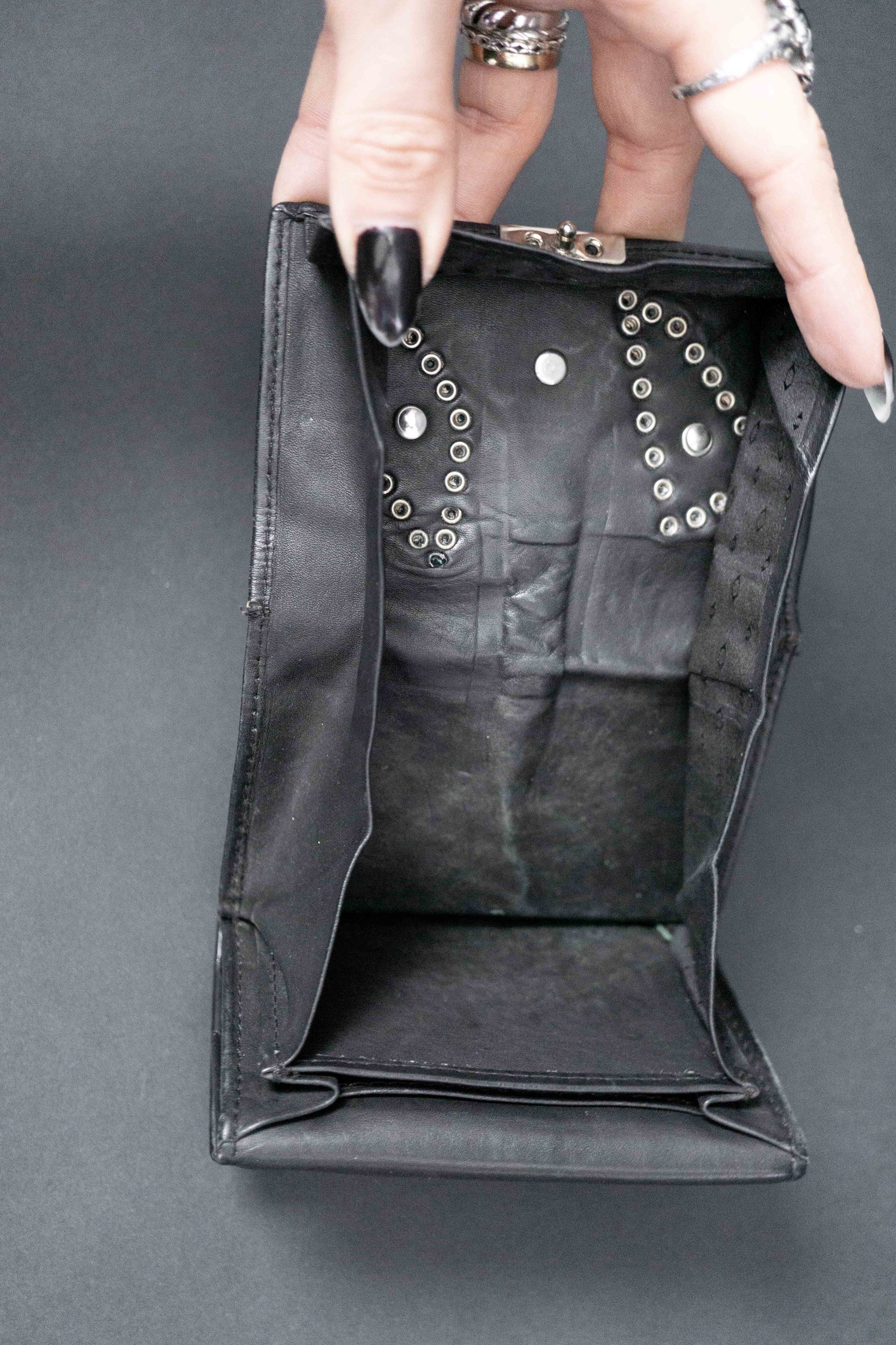 Schwarzes Mini-Portemonnaie mit Nieten und Strasssteinen im Kolster-Stil