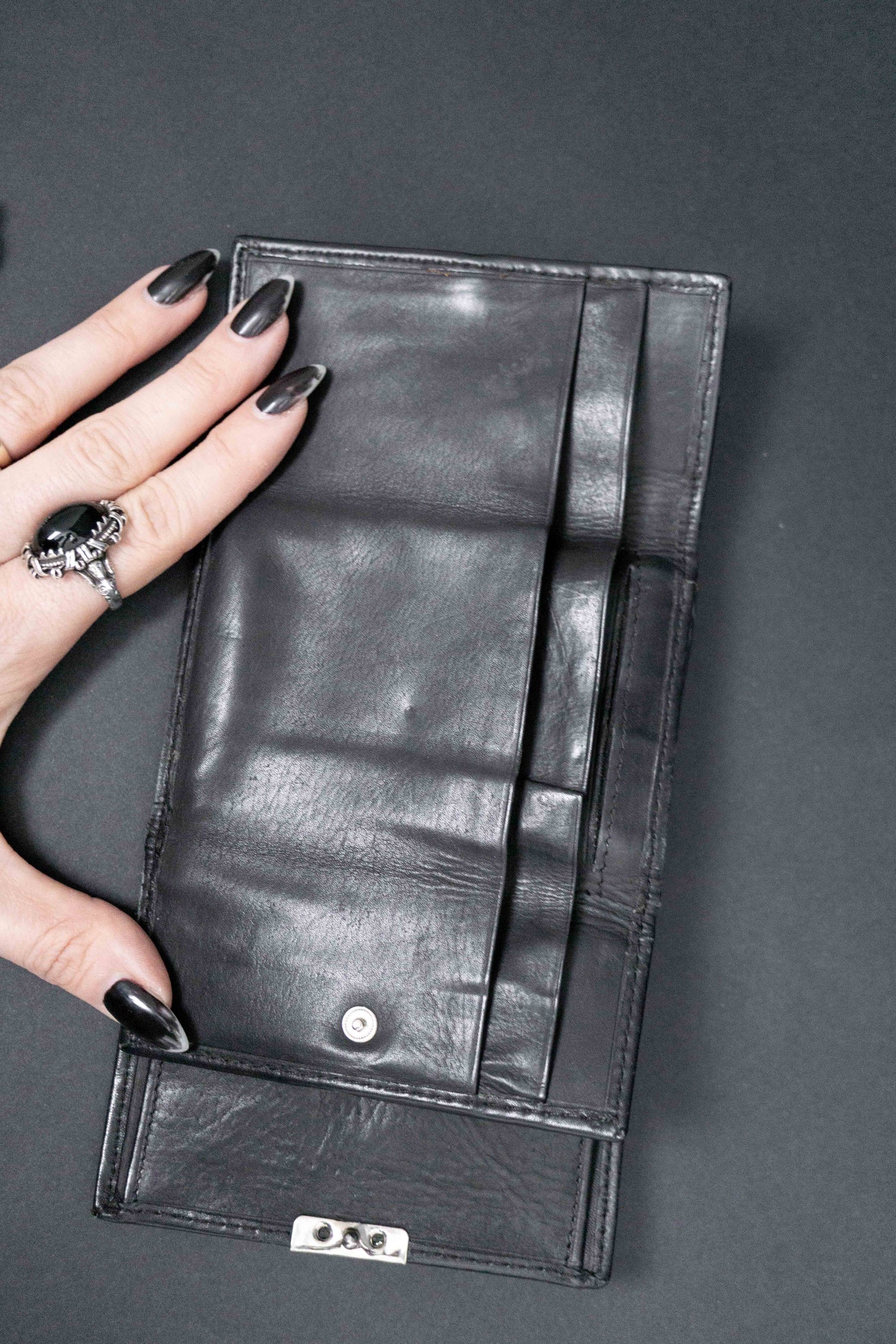 Schwarzes Mini-Portemonnaie mit Nieten und Strasssteinen im Kolster-Stil