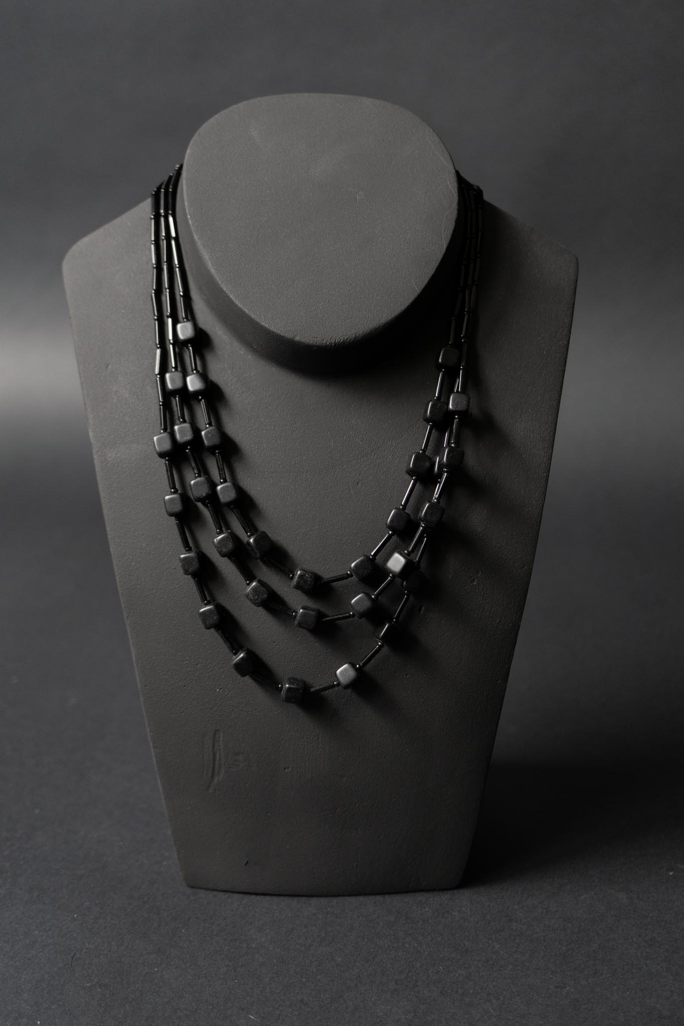 Dreisträngige schwarze Onyx- und Glasperlenkette mit silberfarbenem Verschluss