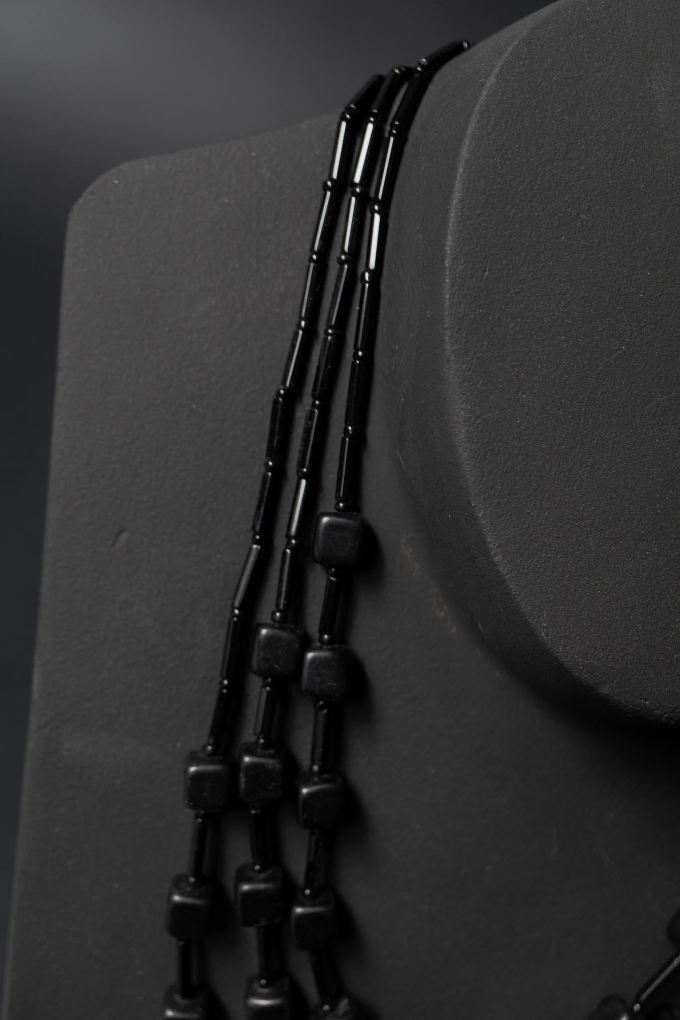 Dreisträngige schwarze Onyx- und Glasperlenkette mit silberfarbenem Verschluss