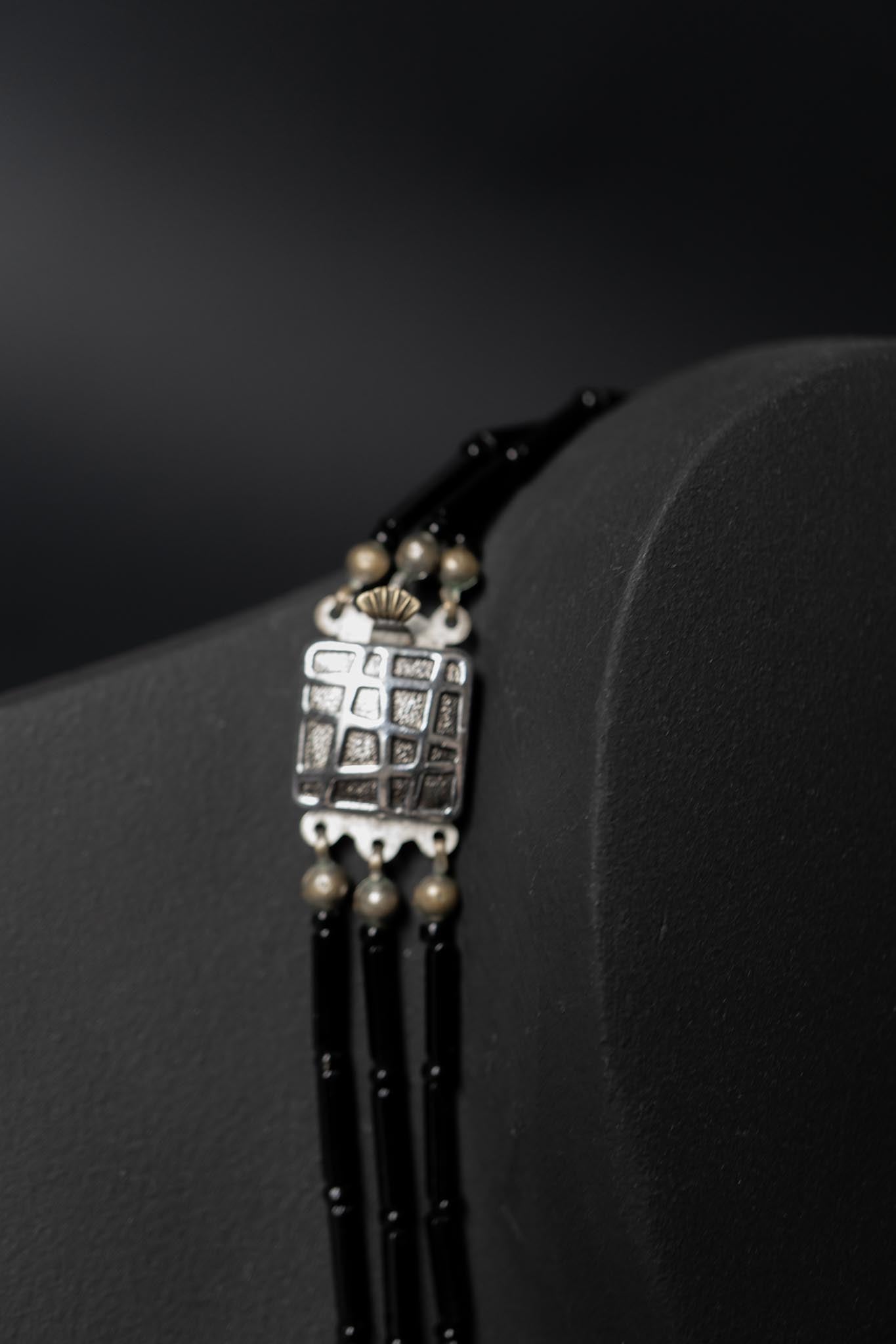 Dreisträngige schwarze Onyx- und Glasperlenkette mit silberfarbenem Verschluss