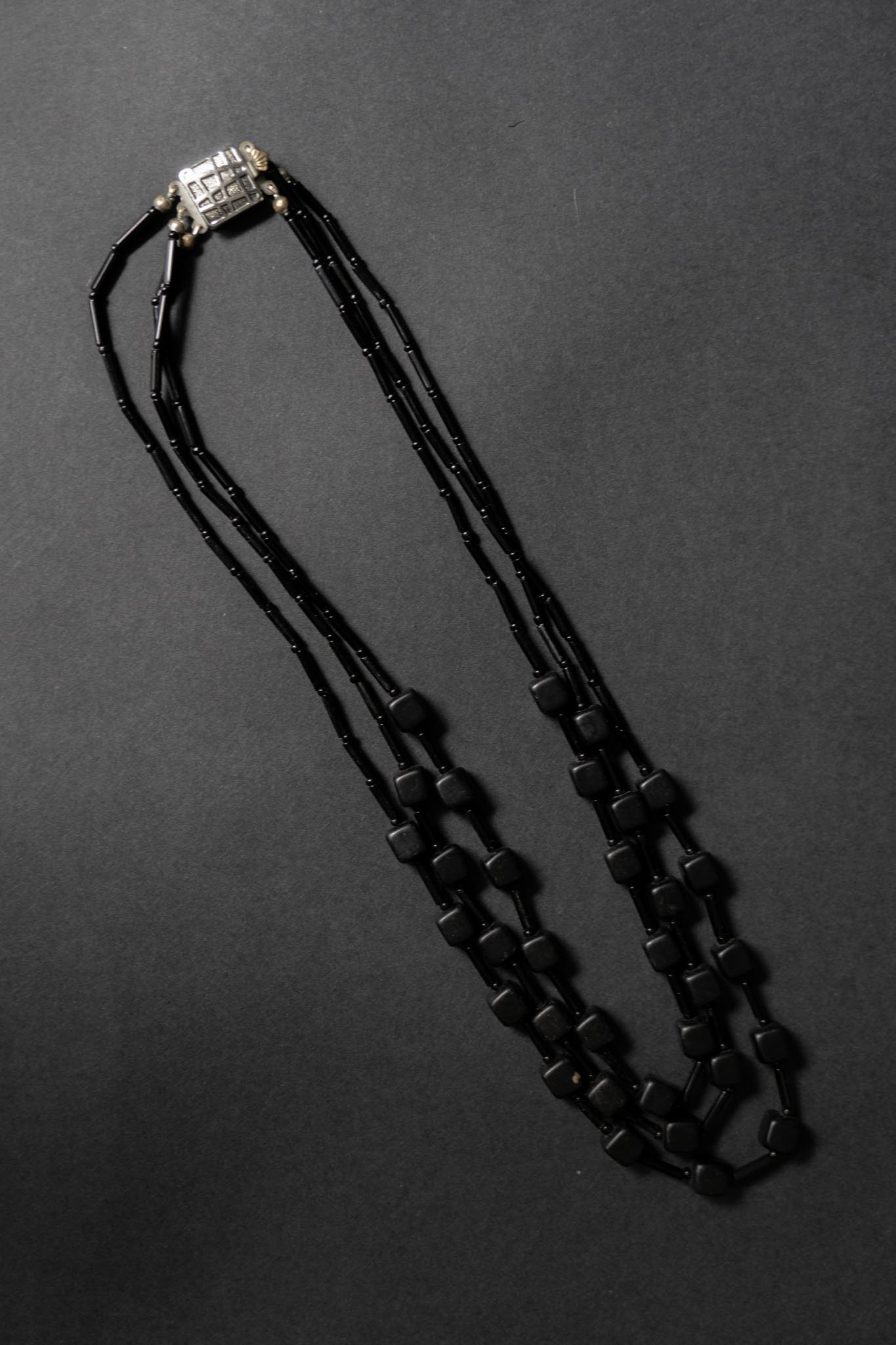 Dreisträngige schwarze Onyx- und Glasperlenkette mit silberfarbenem Verschluss