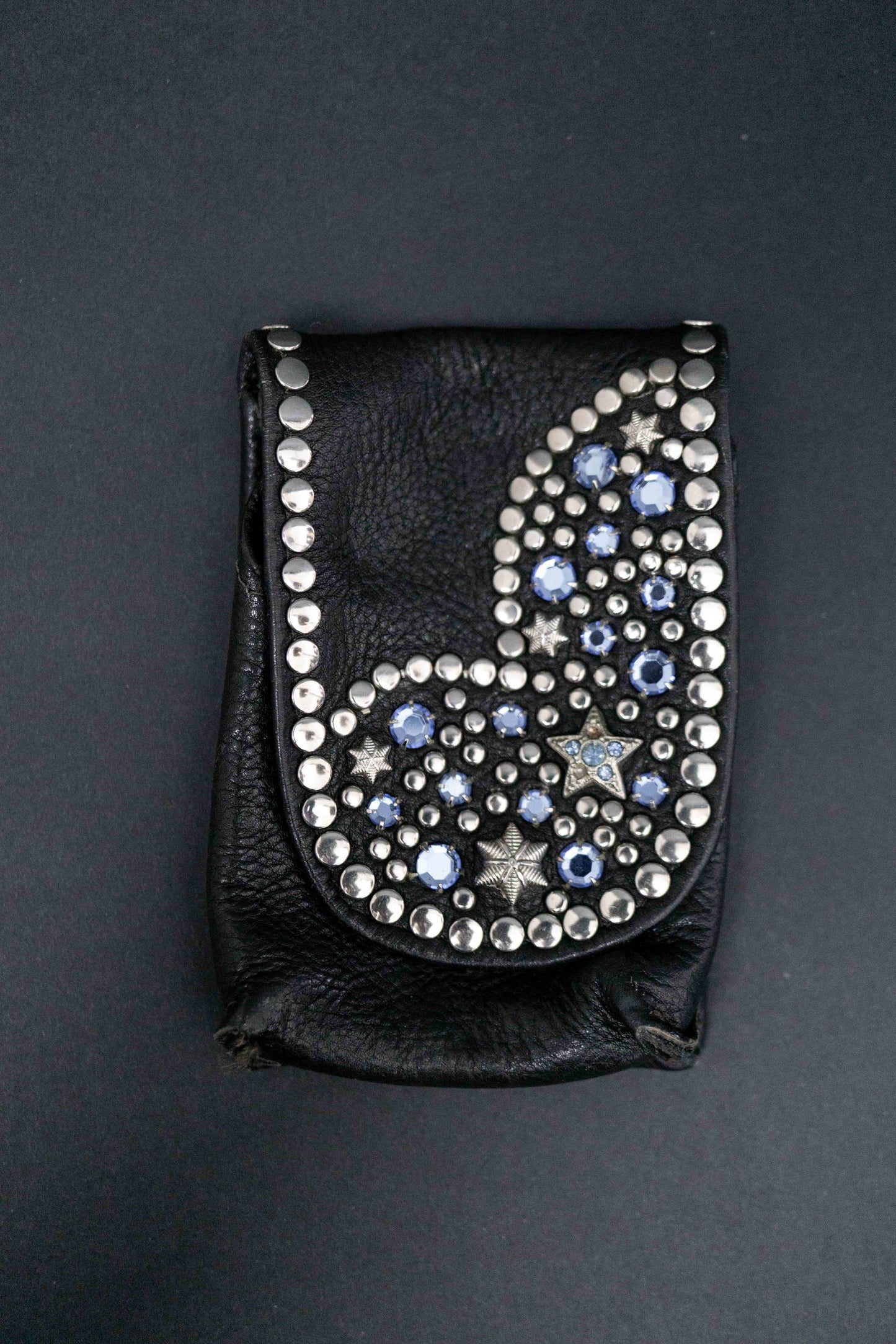  Schwarzes Mini-Etui mit blauen Strasssteinen und Nieten, Kolster-Style