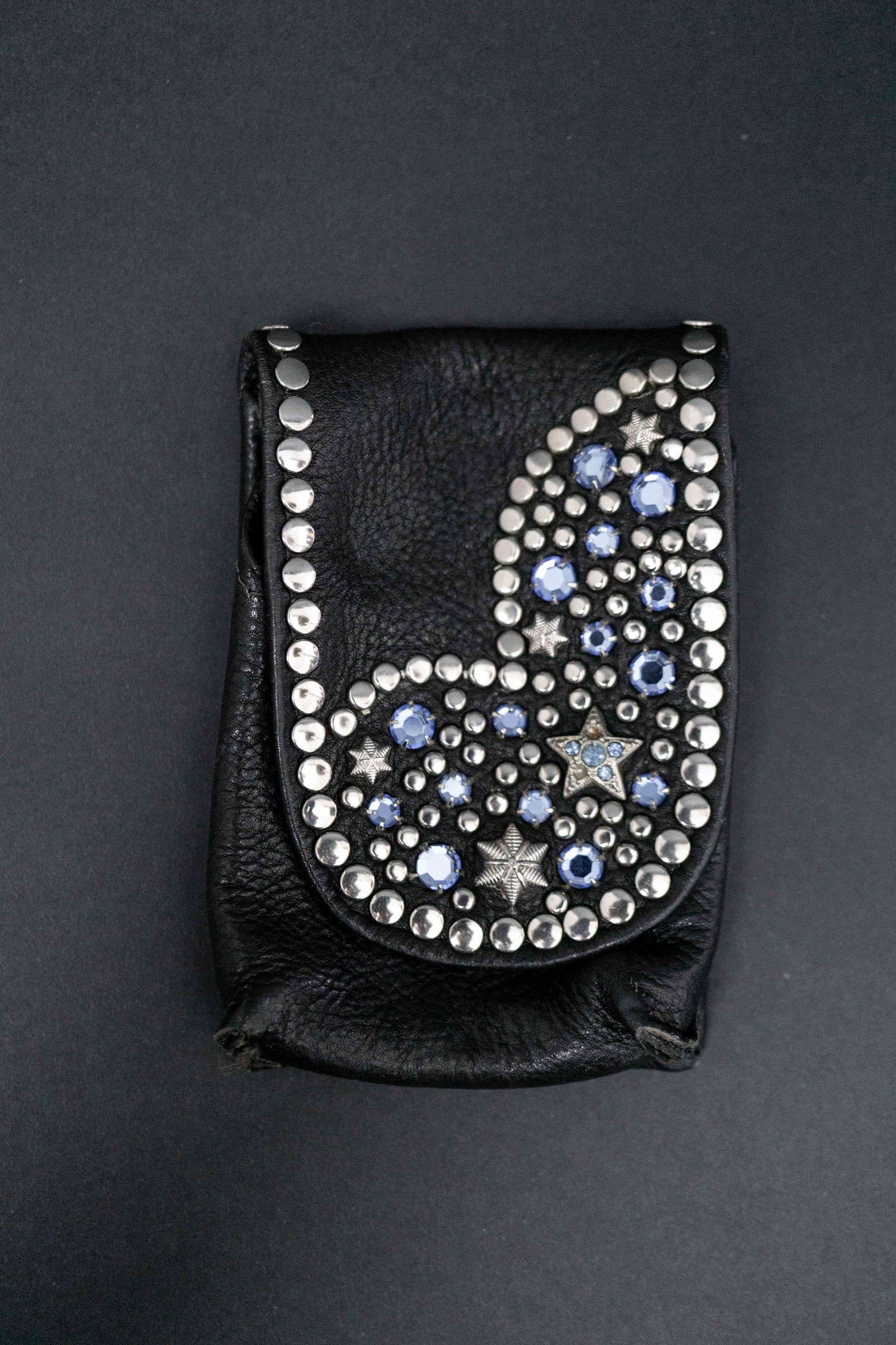  Schwarzes Mini-Etui mit blauen Strasssteinen und Nieten, Kolster-Style