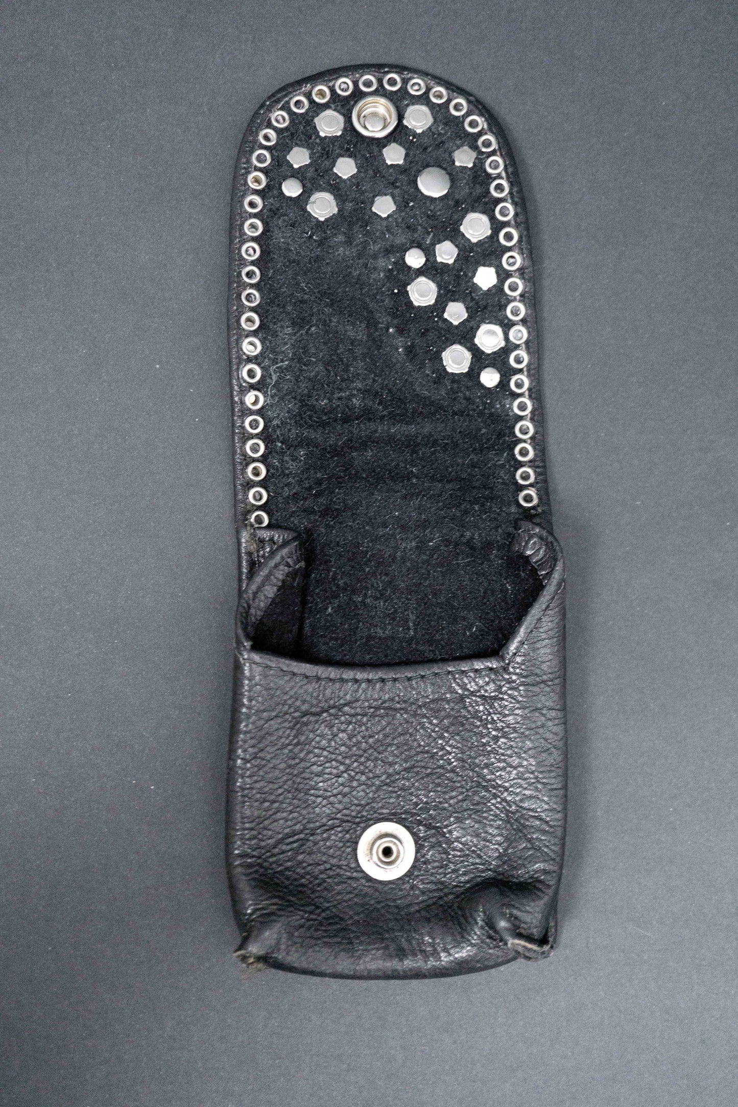 Schwarzes Mini-Etui mit blauen Strasssteinen und Nieten, Kolster-Style