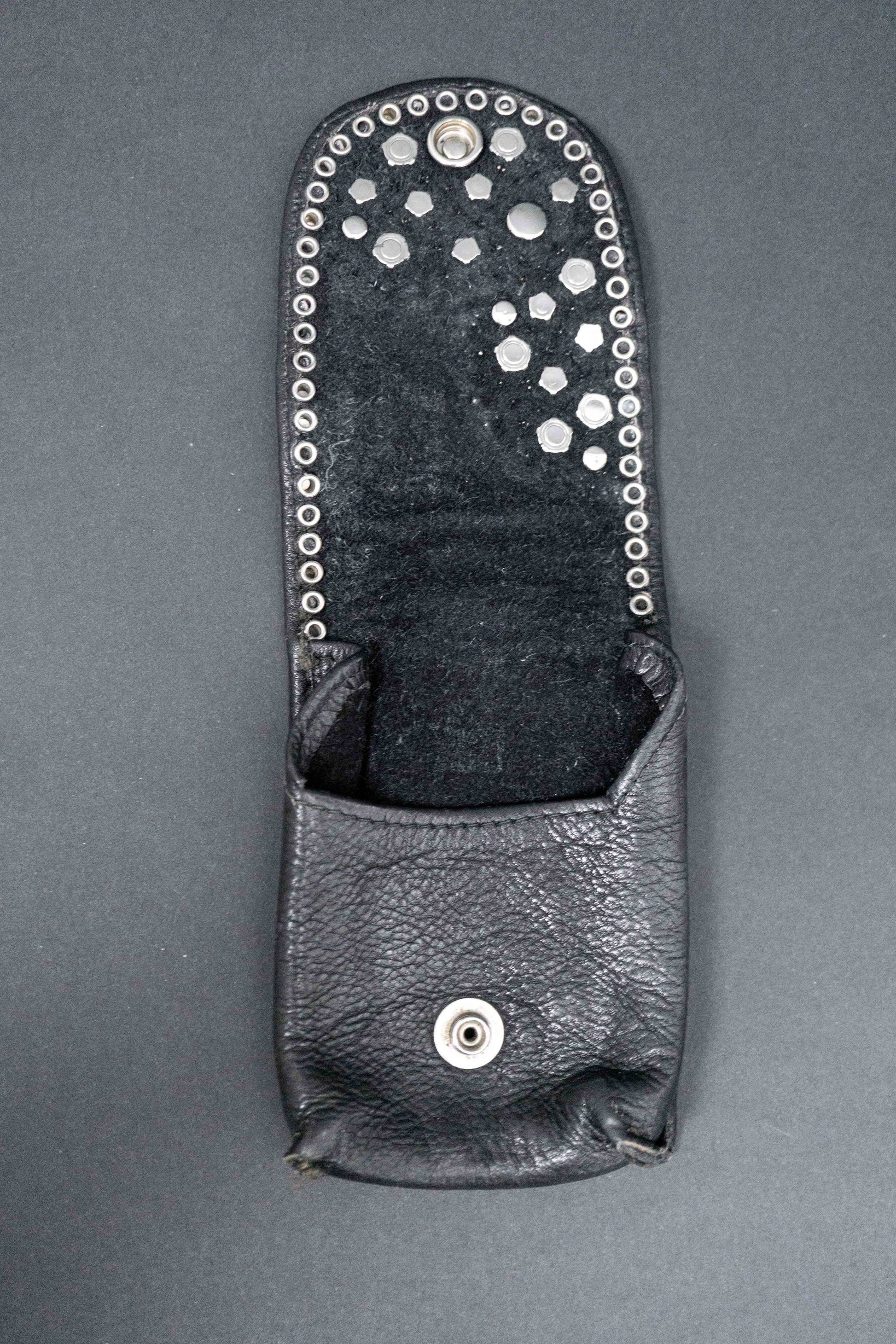 Schwarzes Mini-Etui mit blauen Strasssteinen und Nieten, Kolster-Style