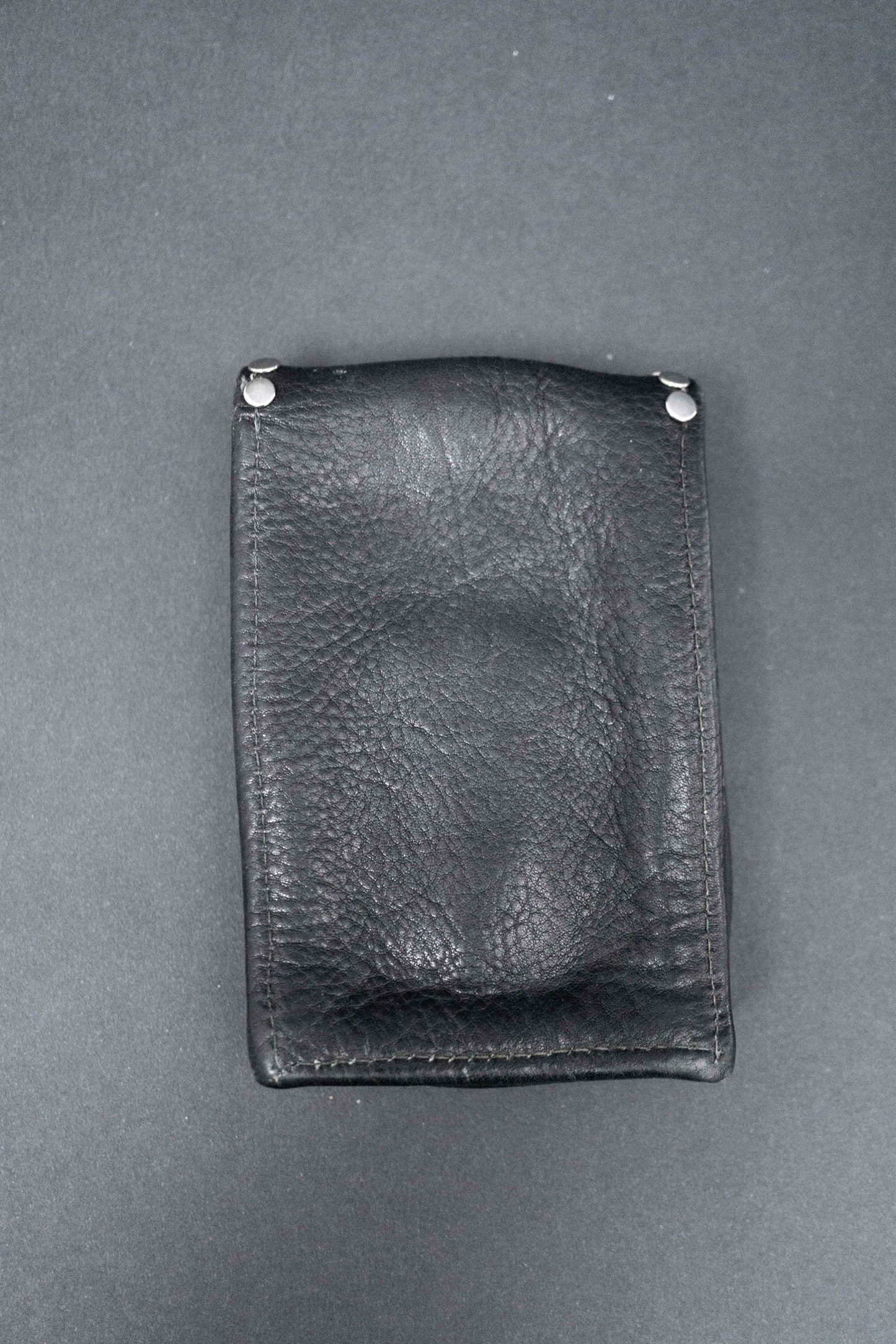Schwarzes Mini-Etui mit blauen Strasssteinen und Nieten, Kolster-Style