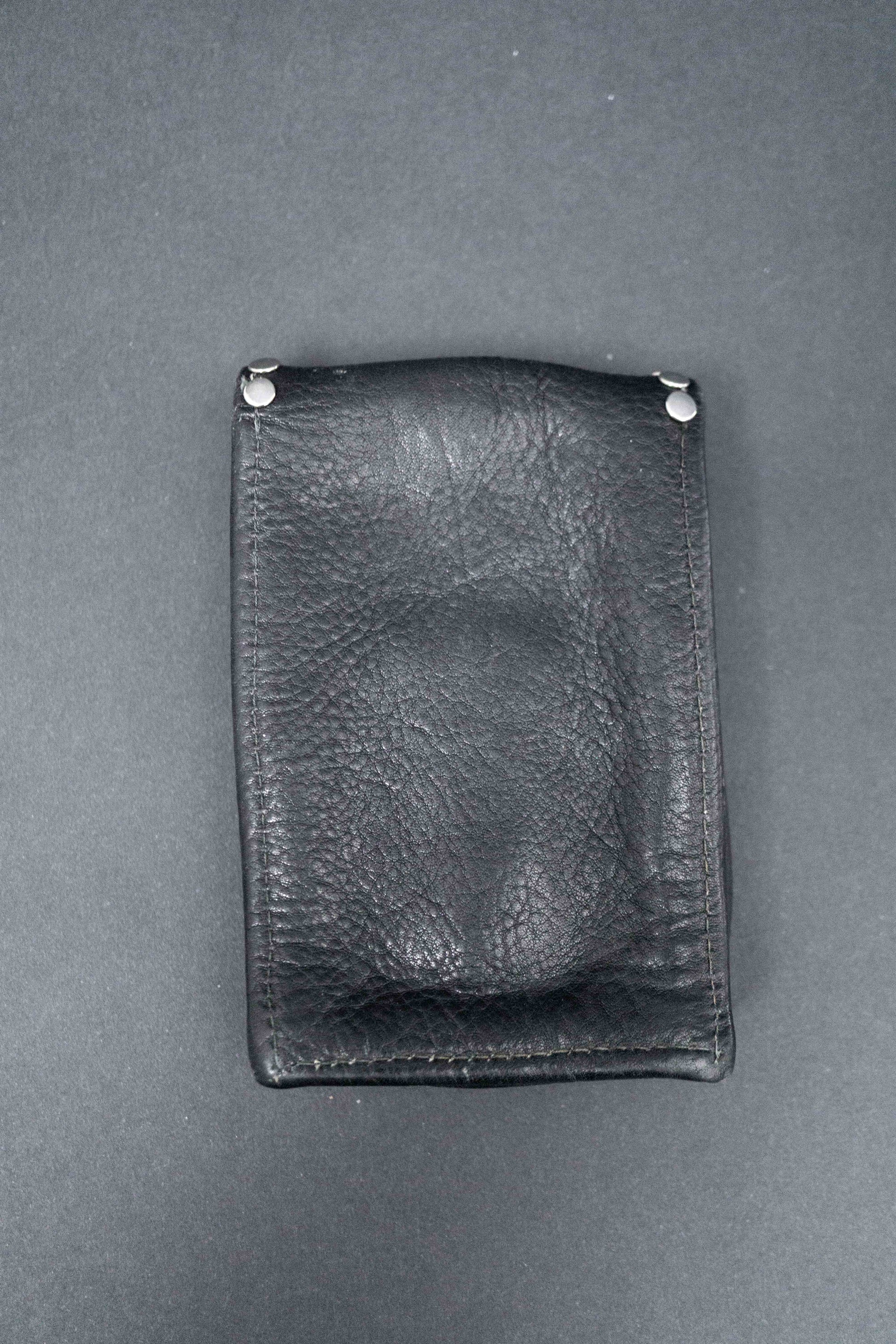 Schwarzes Mini-Etui mit blauen Strasssteinen und Nieten, Kolster-Style
