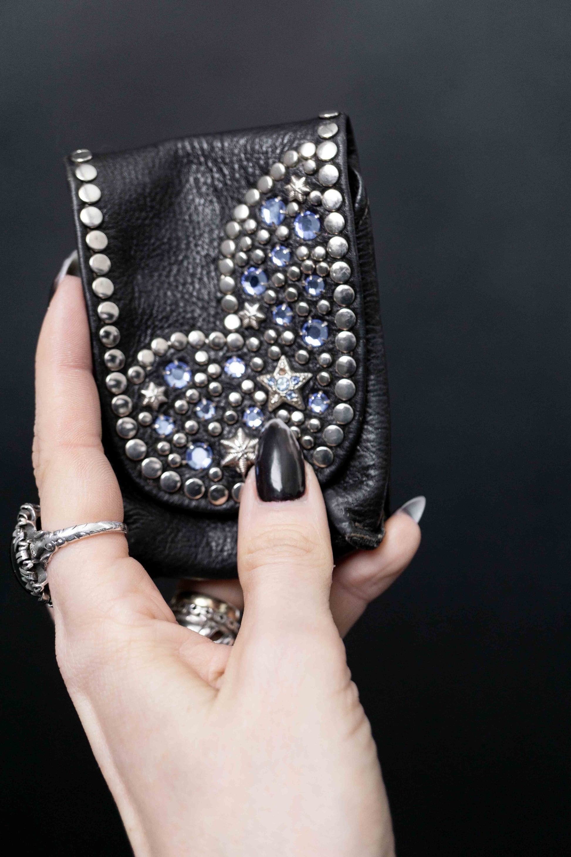 Schwarzes Mini-Etui mit blauen Strasssteinen und Nieten, Kolster-Style