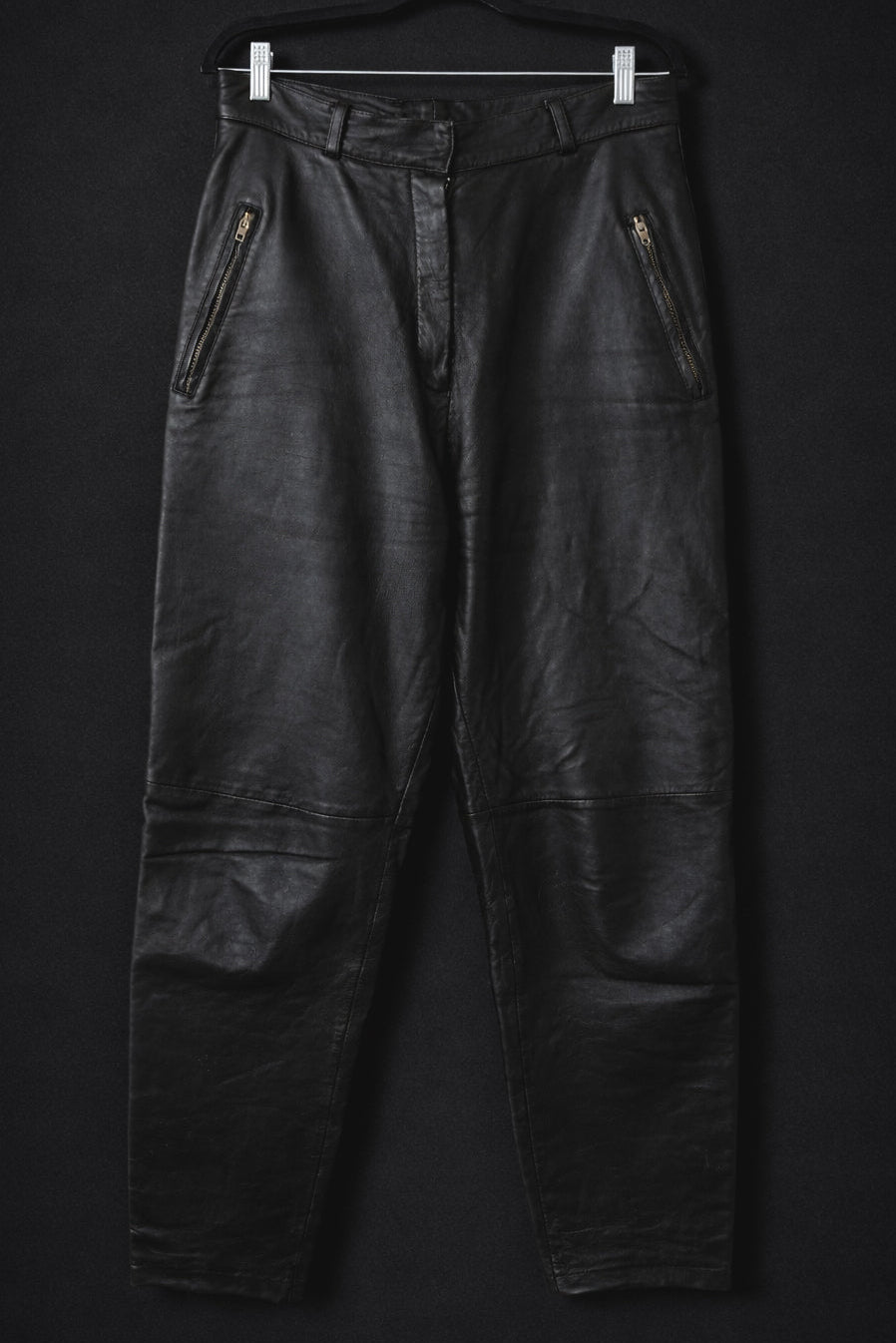 Vintage Lederhose Schwarz – 80s Leather Pants mit Reißverschlussdetails, S–M theplaincircle vintage