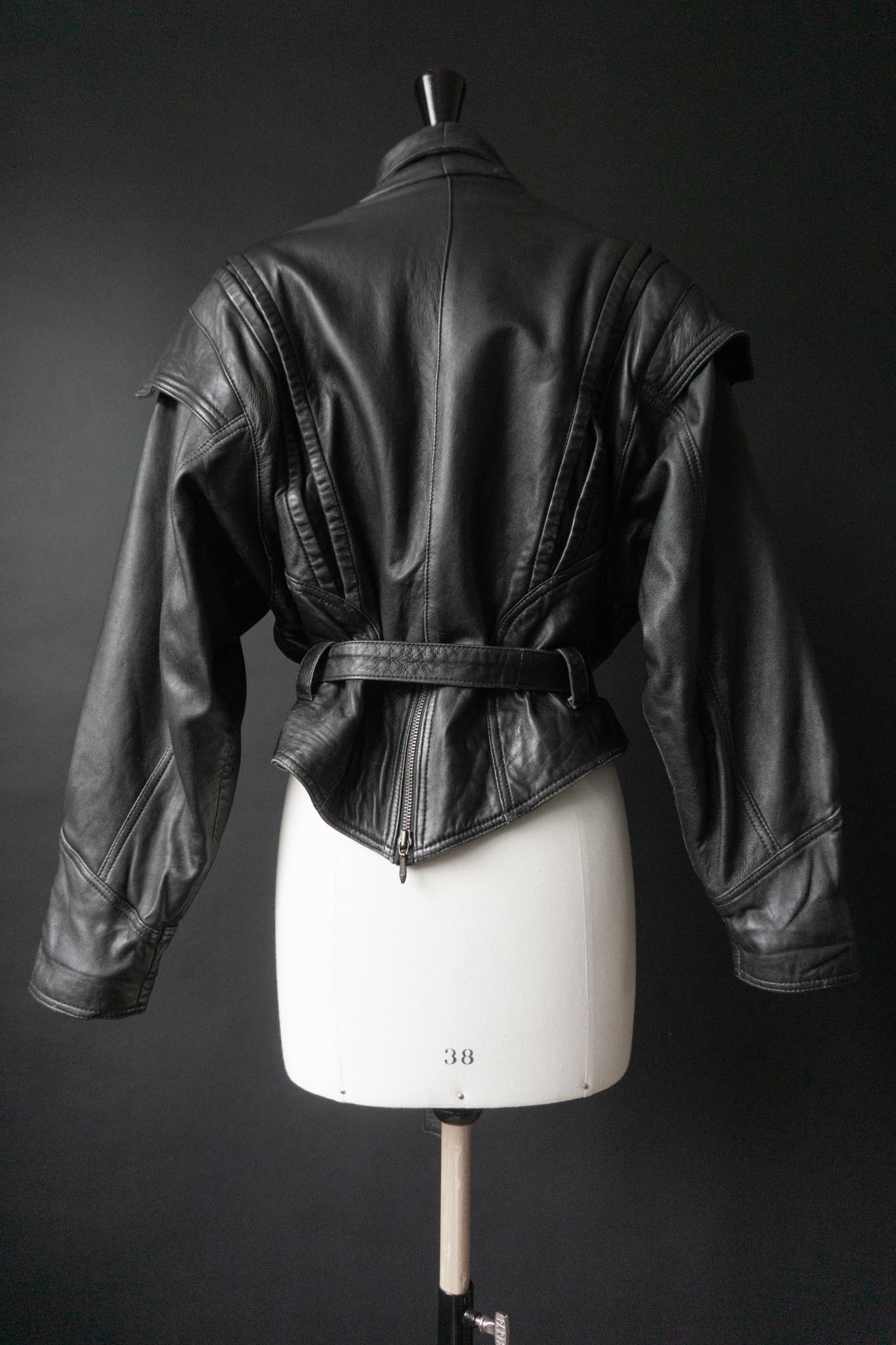 Taillierte 80er Lederjacke in Schwarz mit Schalkragen und Gürtel