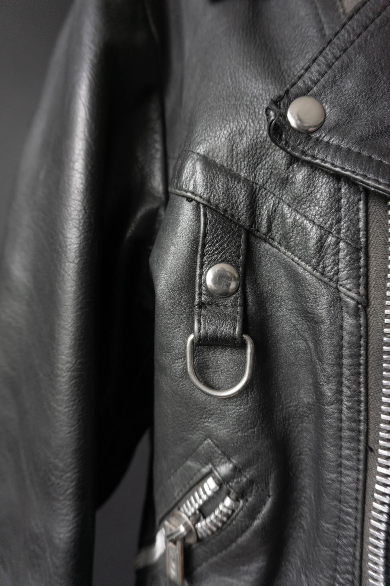 Schwarze Vintage Bikerjacke mit silbernen Reißverschlüssen und Kette am Rücken