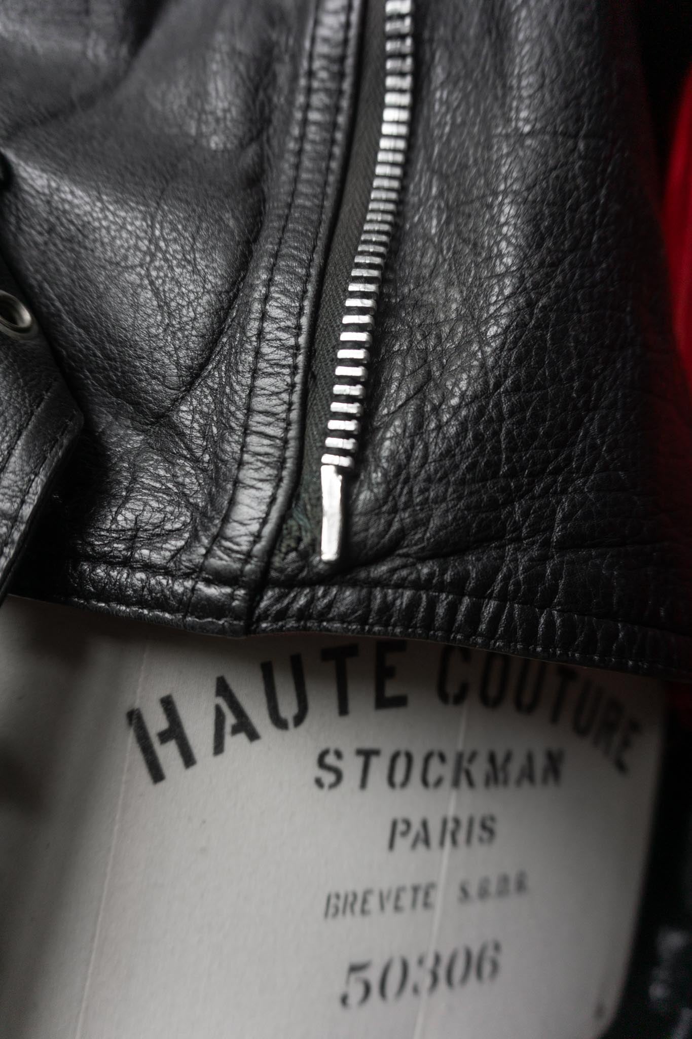 Schwarze Vintage Bikerjacke mit silbernen Reißverschlüssen und Kette am Rücken