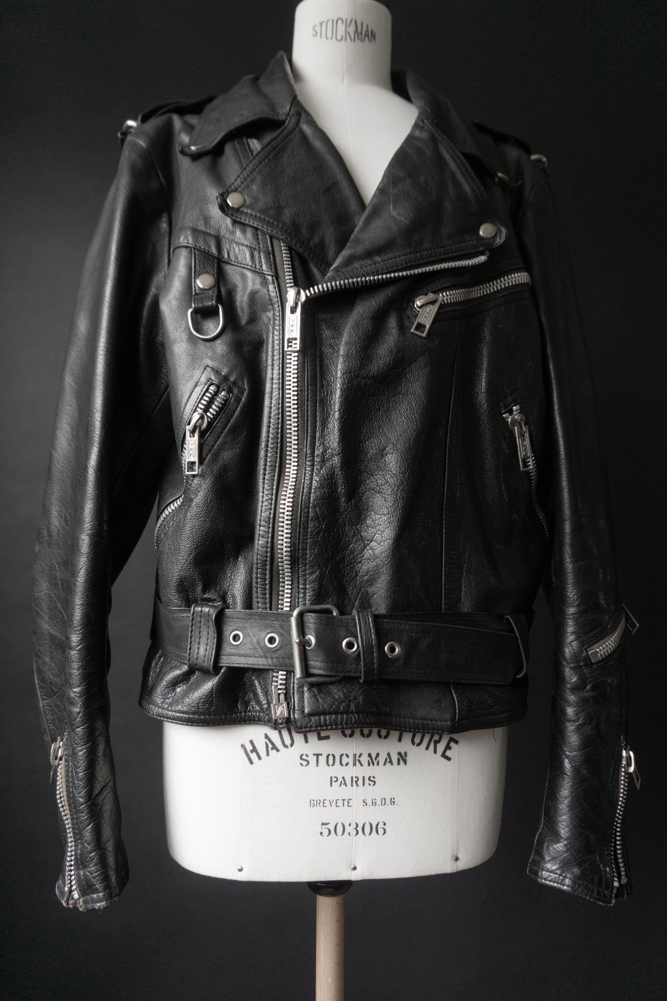 Schwarze Vintage Bikerjacke mit silbernen Reißverschlüssen und Kette am Rücken