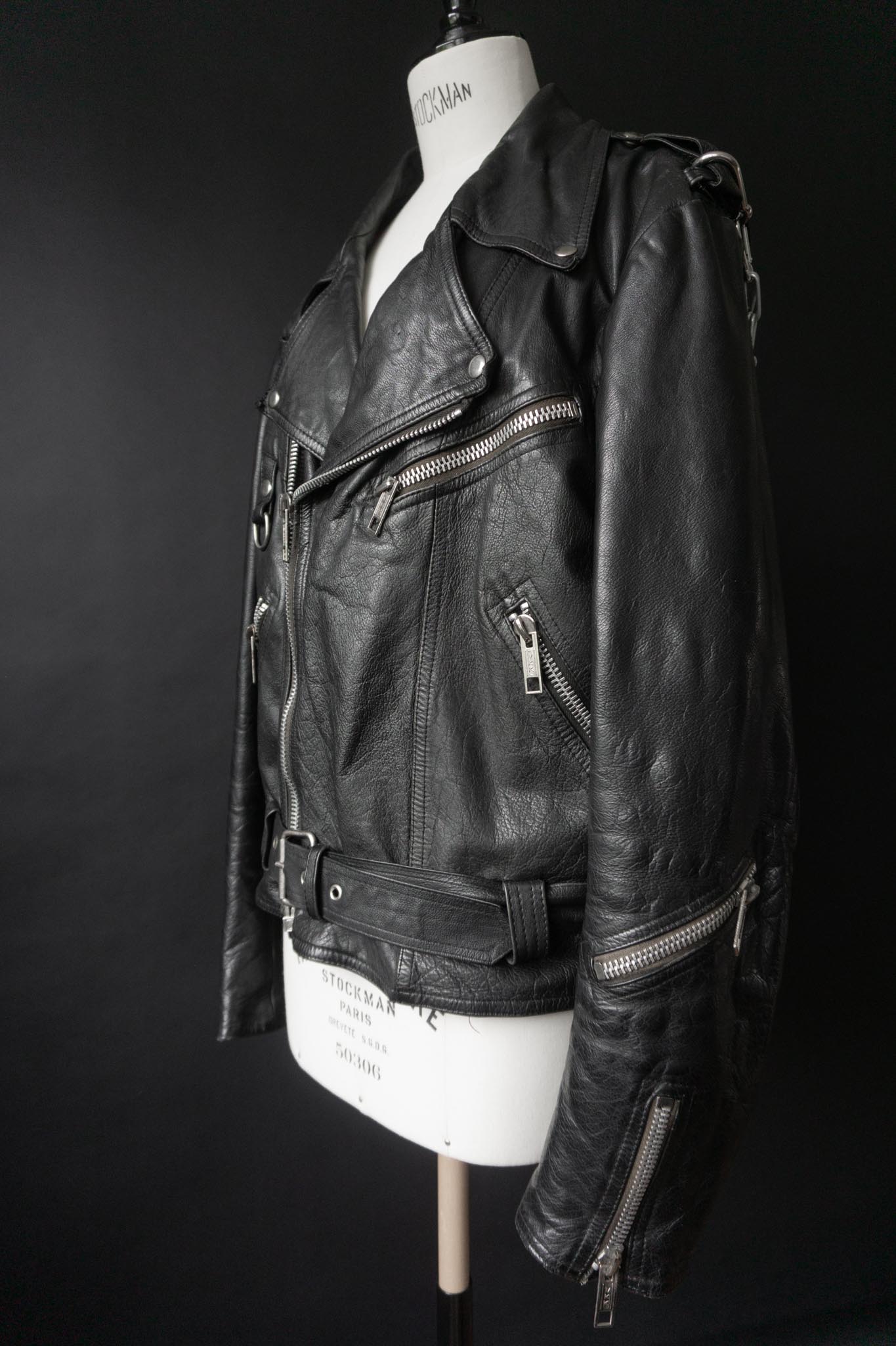 Schwarze Vintage Bikerjacke mit silbernen Reißverschlüssen und Kette am Rücken