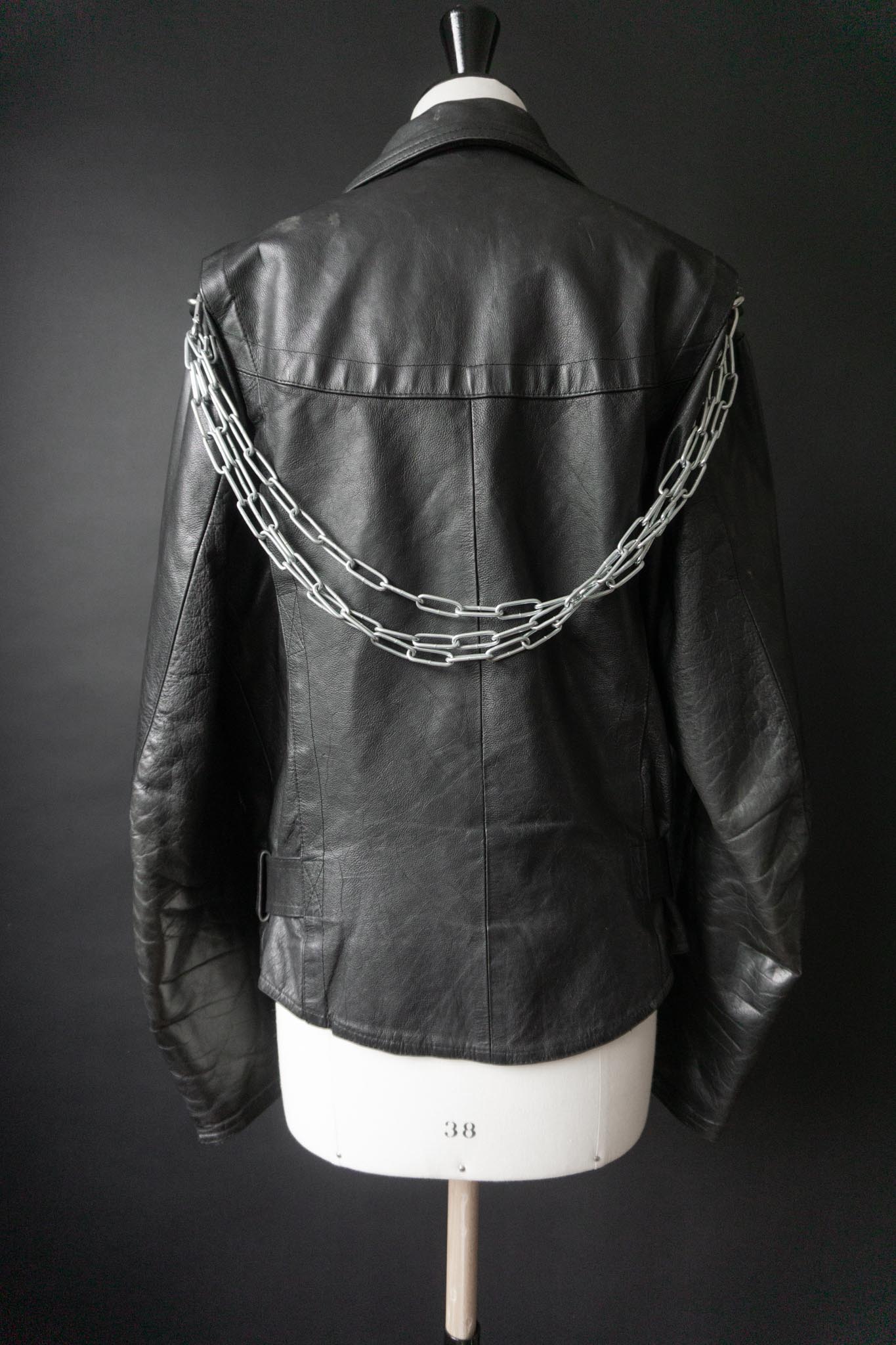 Schwarze Vintage Bikerjacke mit silbernen Reißverschlüssen und Kette am Rücken