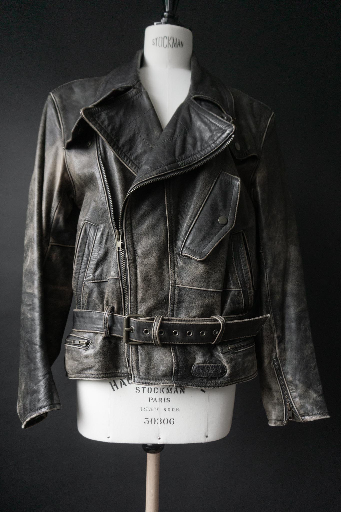 Dunkle Vintage-Bikerjacke mit starker Patina, Gürtel und mattsilberner Hardware
