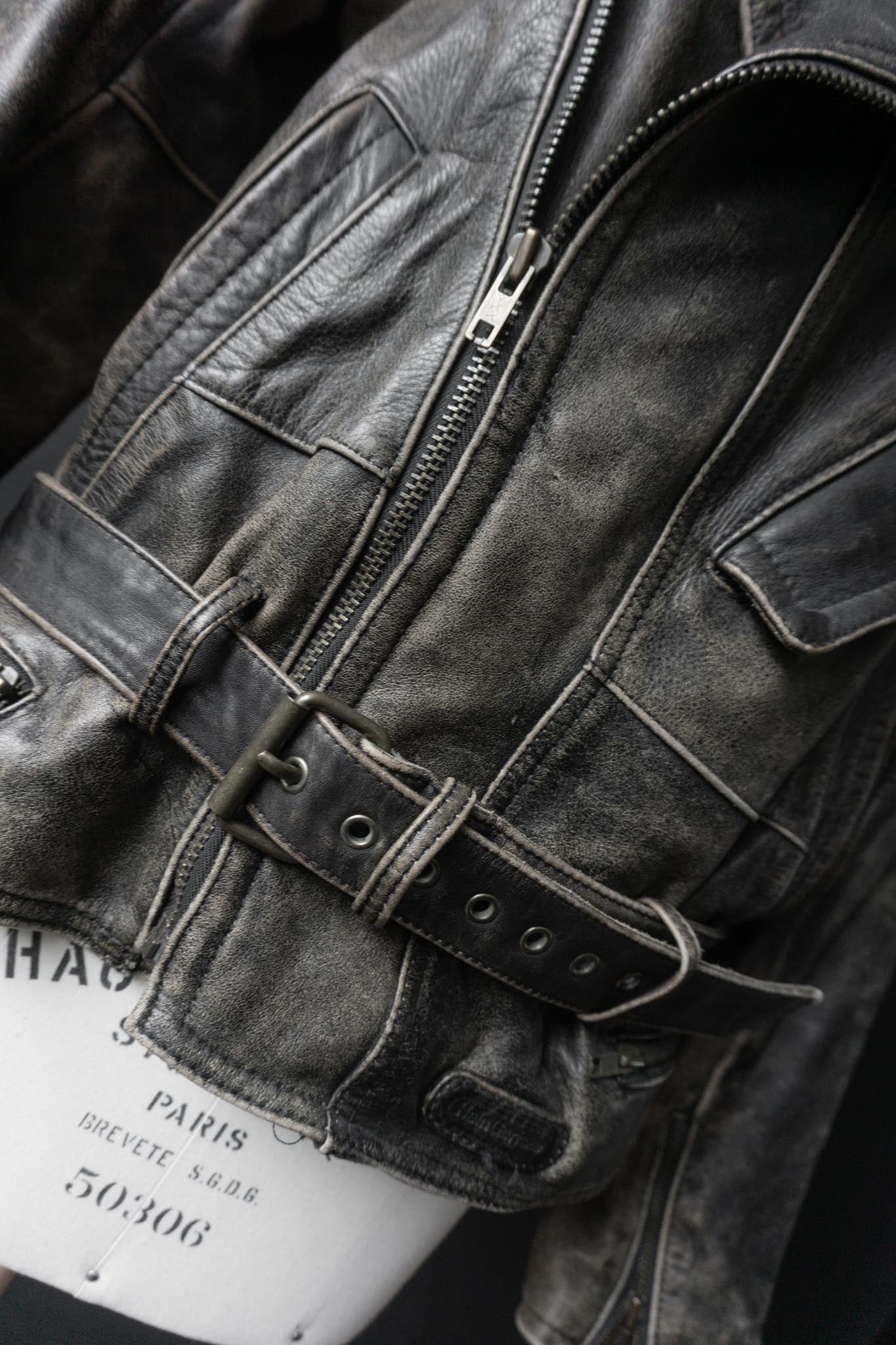 Dunkle Vintage-Bikerjacke mit starker Patina, Gürtel und mattsilberner Hardware