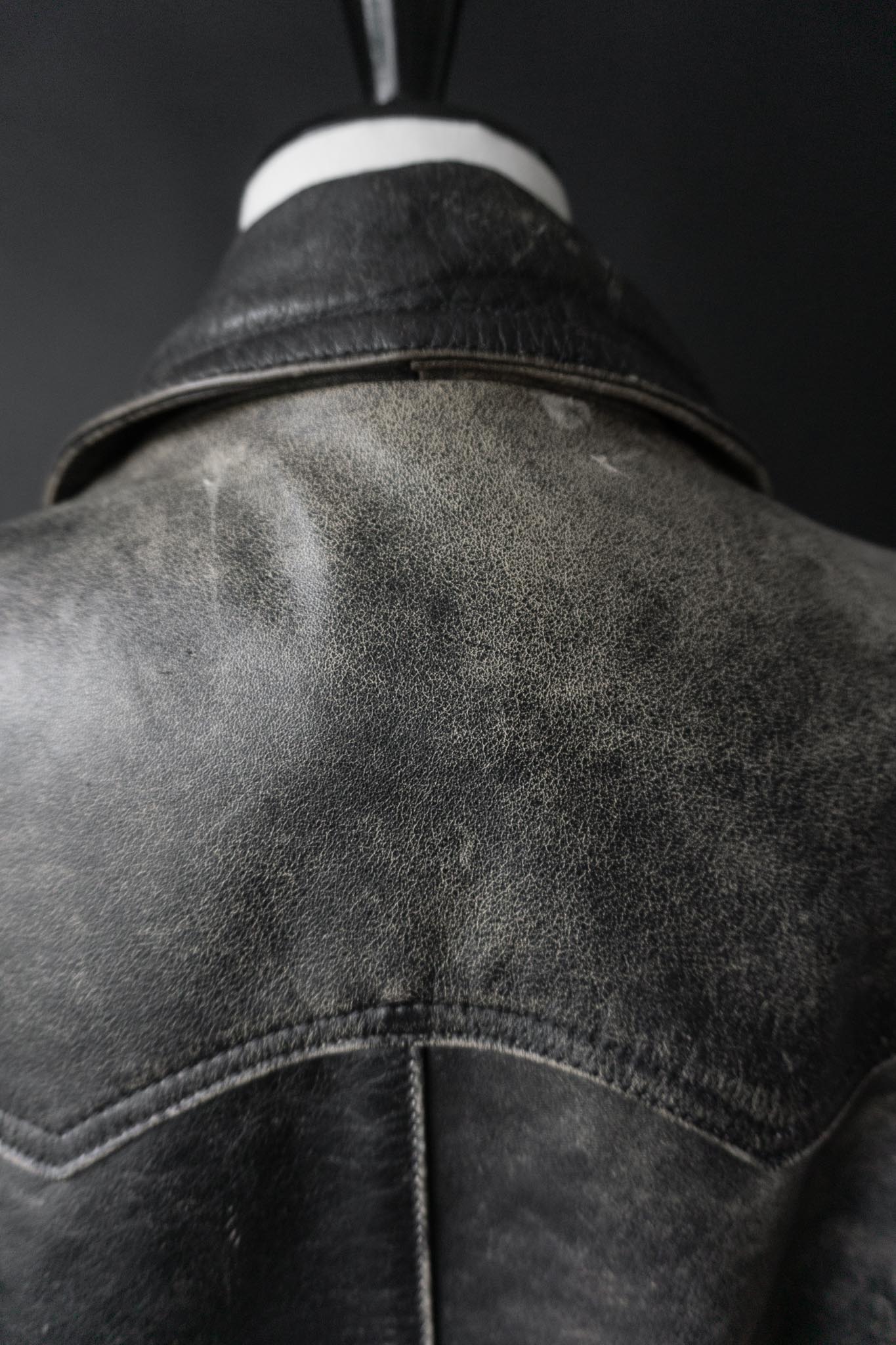 Dunkle Vintage-Bikerjacke mit starker Patina, Gürtel und mattsilberner Hardware