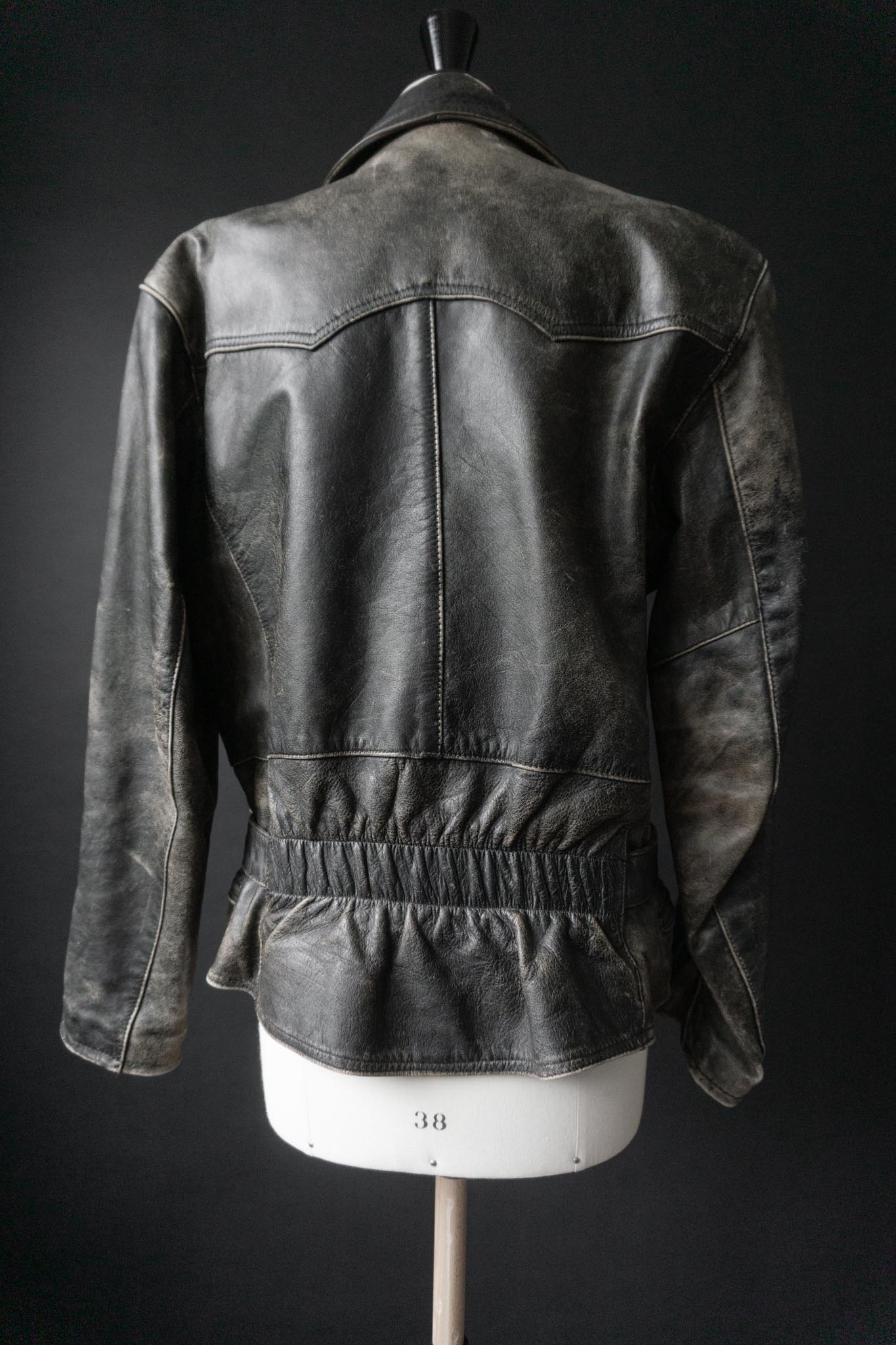 Dunkle Vintage-Bikerjacke mit starker Patina, Gürtel und mattsilberner Hardware