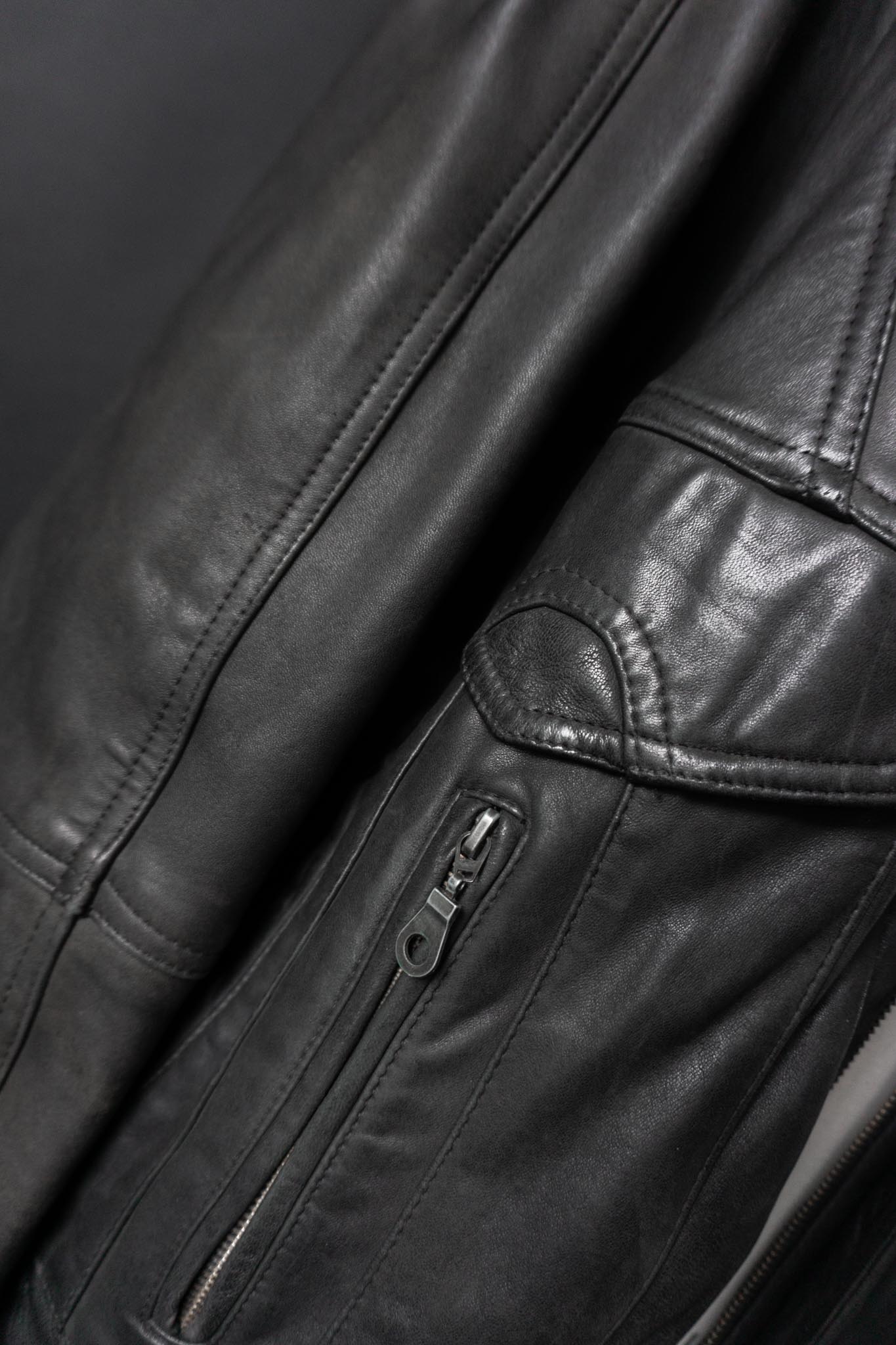 Slouchy Vintage-Bomberjacke aus grauschwarzem Leder mit Patina und vielen Taschen