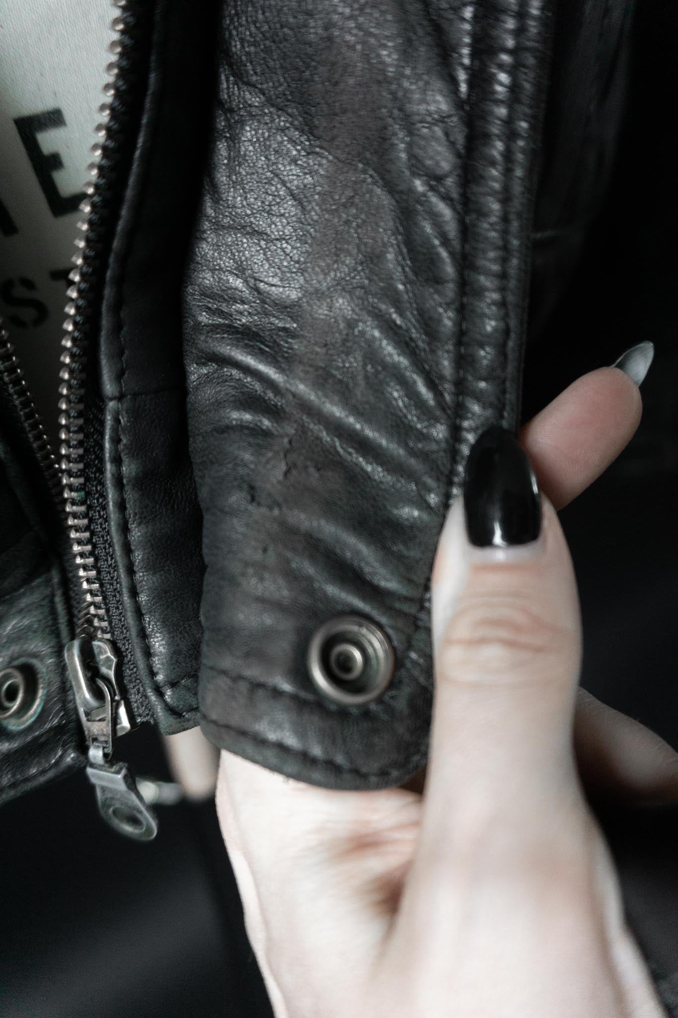 Slouchy Vintage-Bomberjacke aus grauschwarzem Leder mit Patina und vielen Taschen