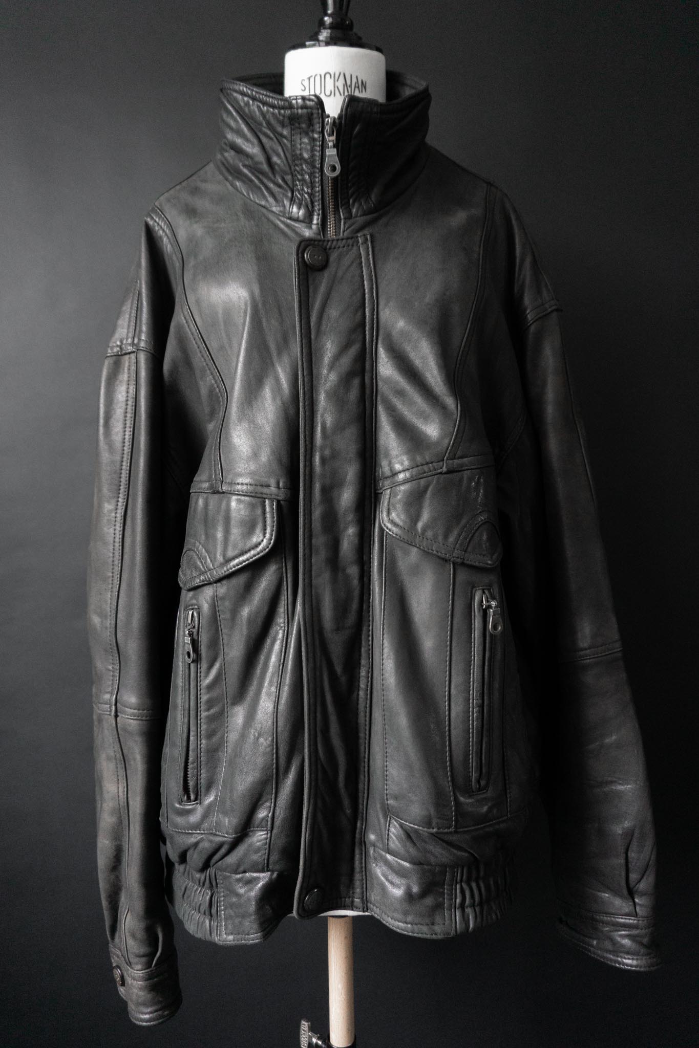 Slouchy Vintage-Bomberjacke aus grauschwarzem Leder mit Patina und vielen Taschen