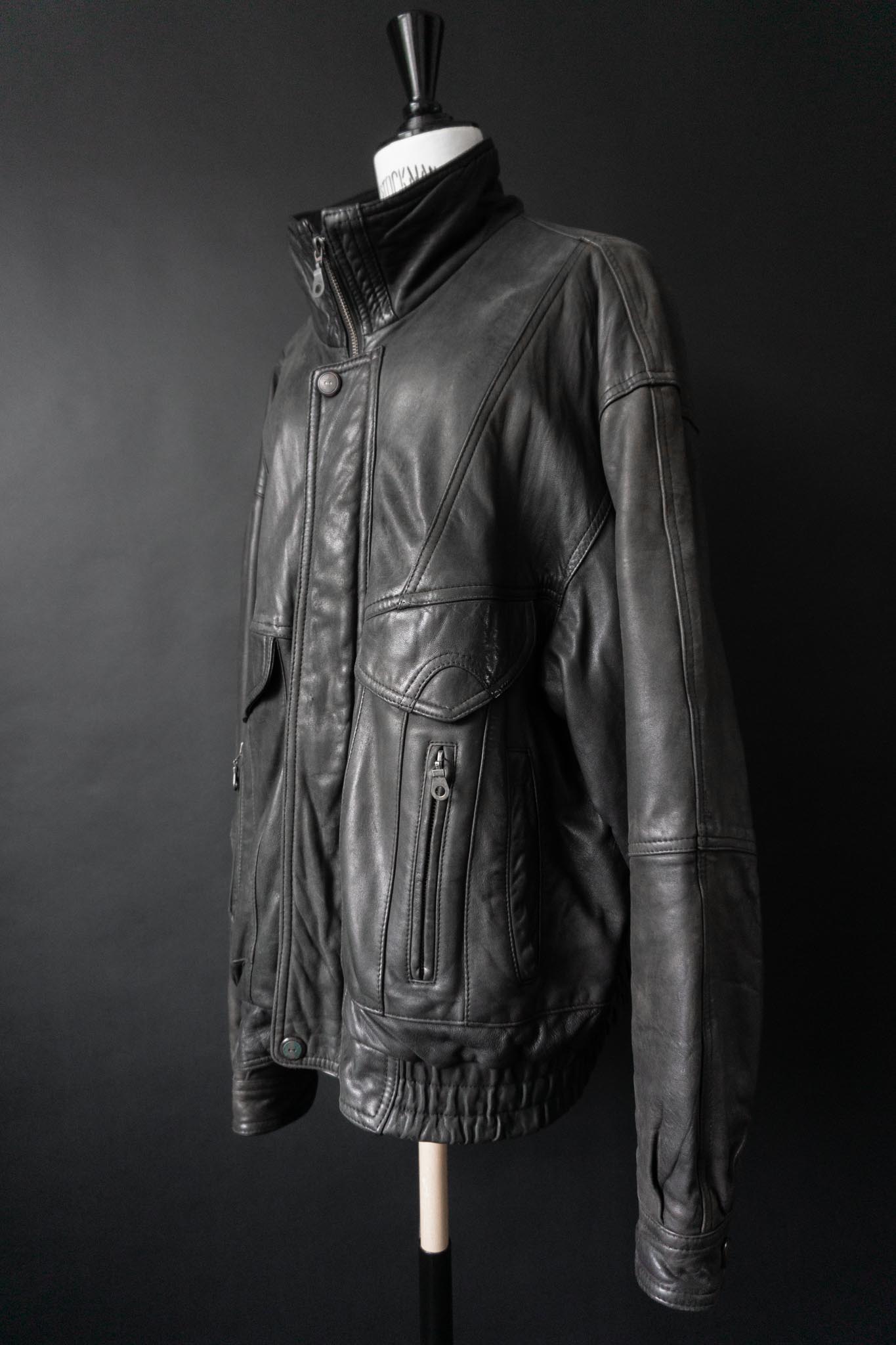 Slouchy Vintage-Bomberjacke aus grauschwarzem Leder mit Patina und vielen Taschen
