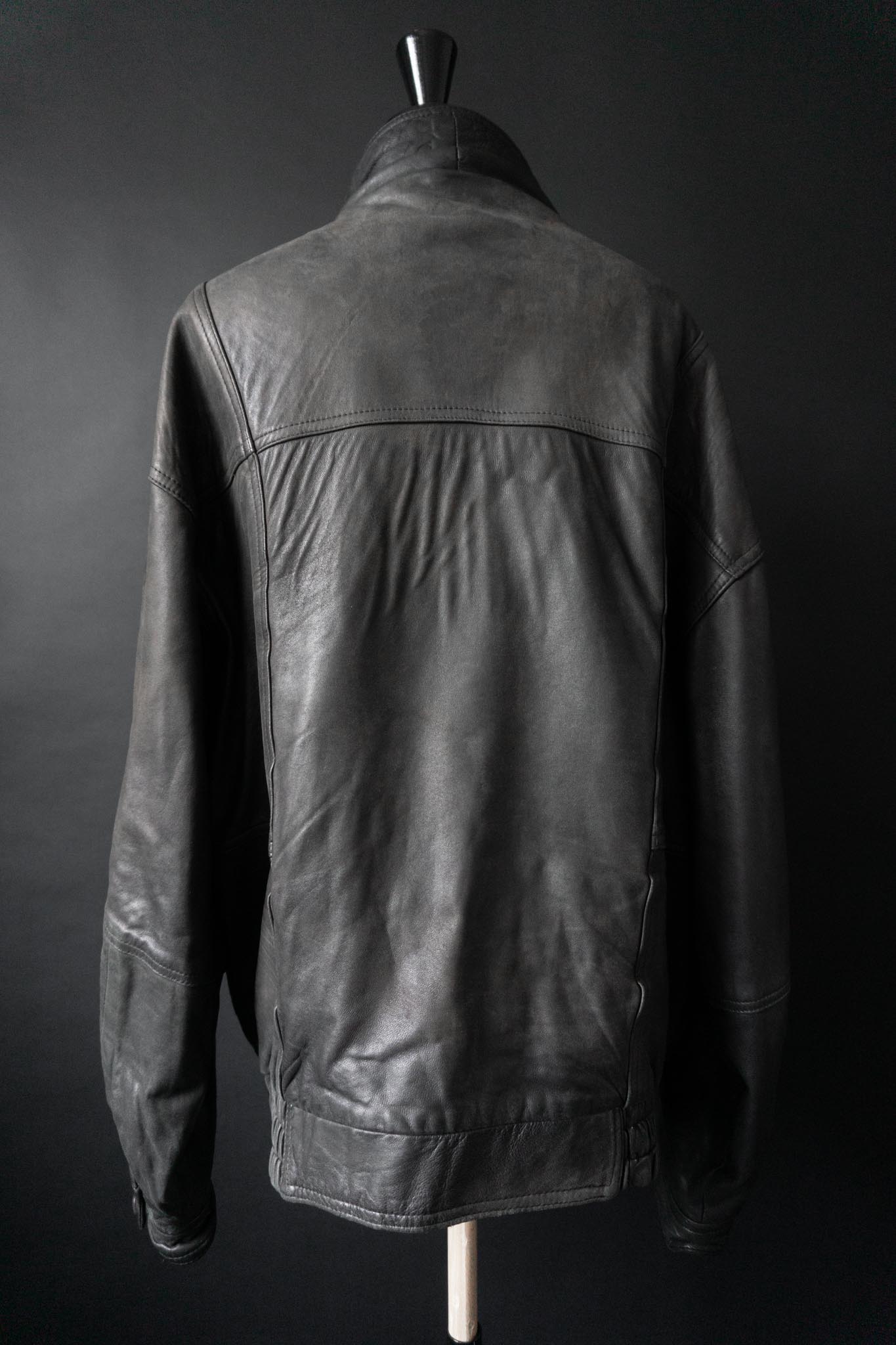 Slouchy Vintage-Bomberjacke aus grauschwarzem Leder mit Patina und vielen Taschen