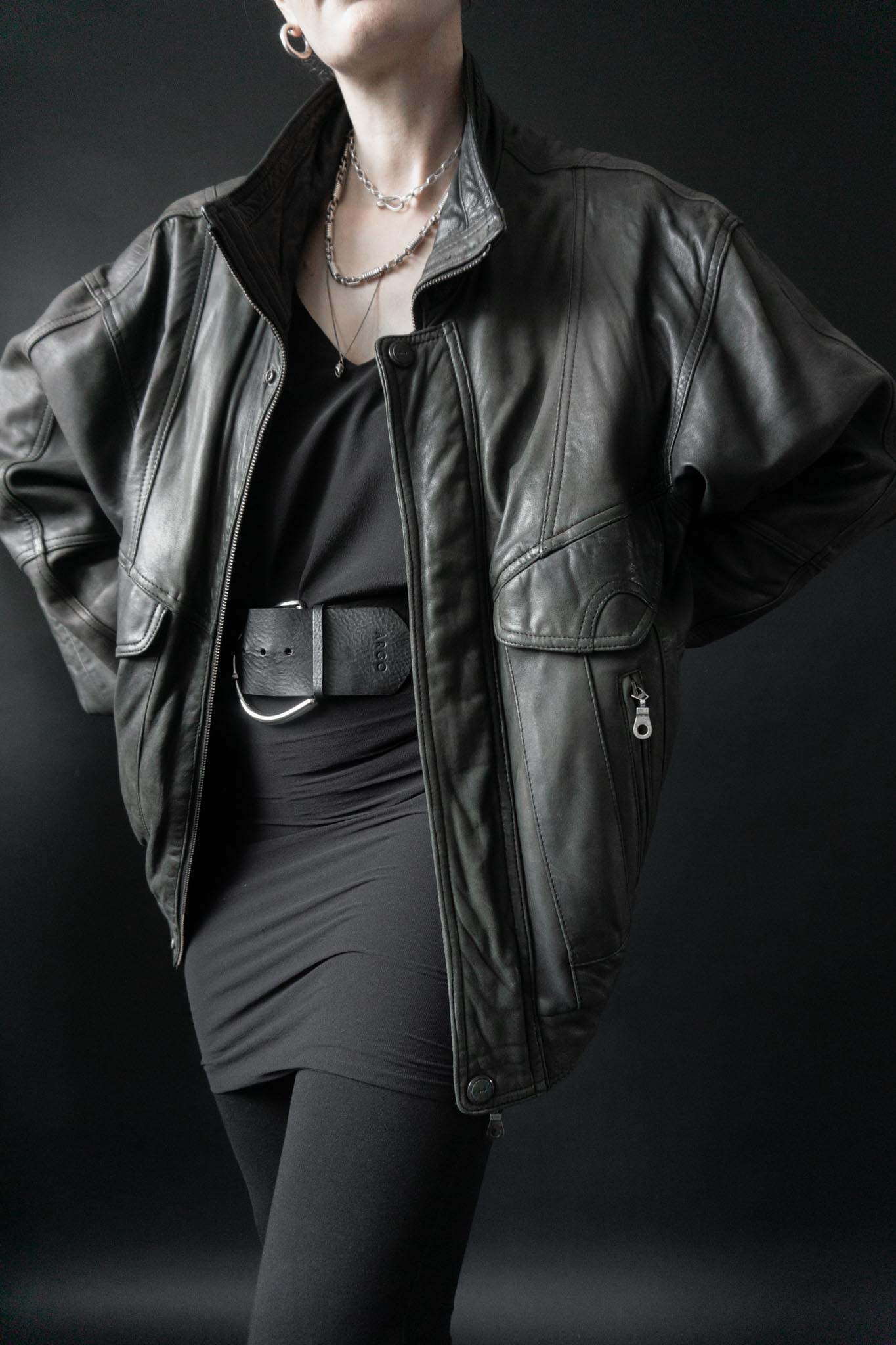 Slouchy Vintage-Bomberjacke aus grauschwarzem Leder mit Patina und vielen Taschen