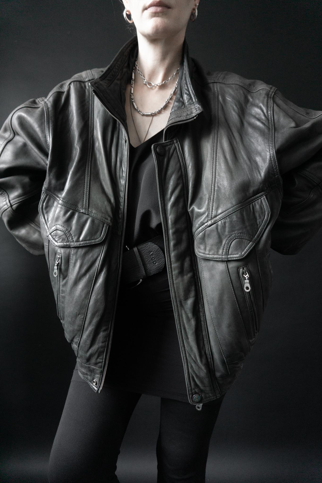 Slouchy Vintage-Bomberjacke aus grauschwarzem Leder mit Patina und vielen Taschen