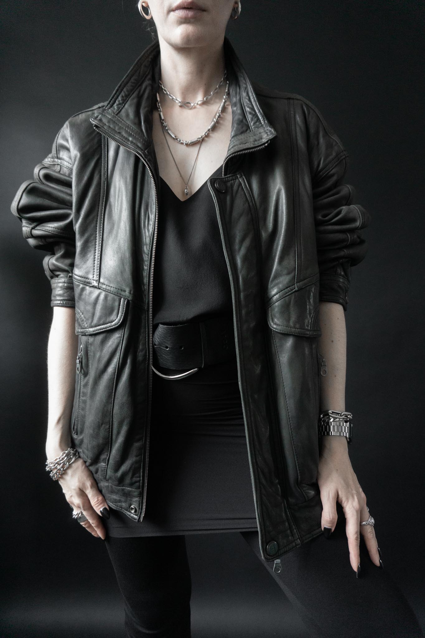 Slouchy Vintage-Bomberjacke aus grauschwarzem Leder mit Patina und vielen Taschen