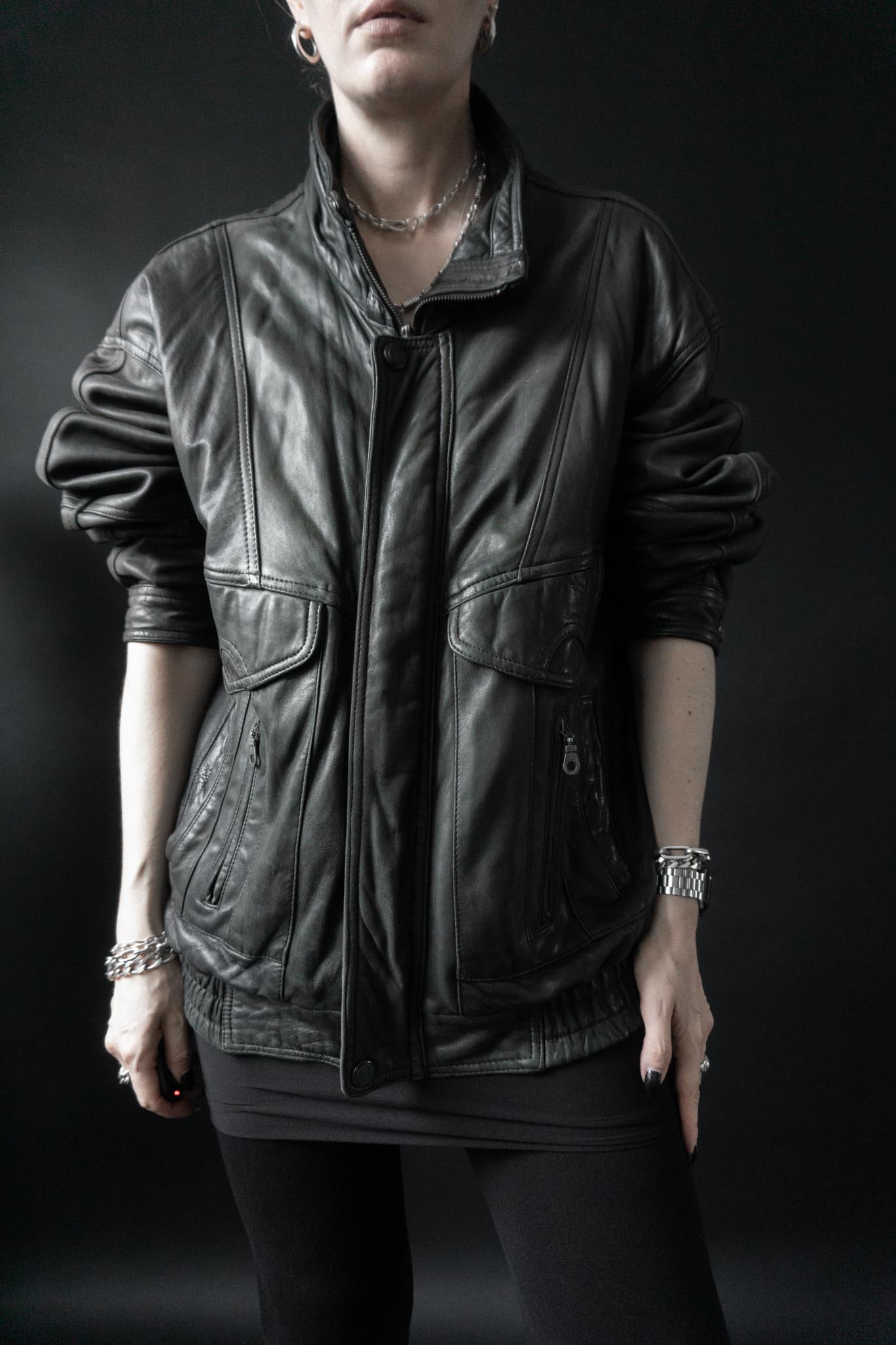 Slouchy Vintage-Bomberjacke aus grauschwarzem Leder mit Patina und vielen Taschen