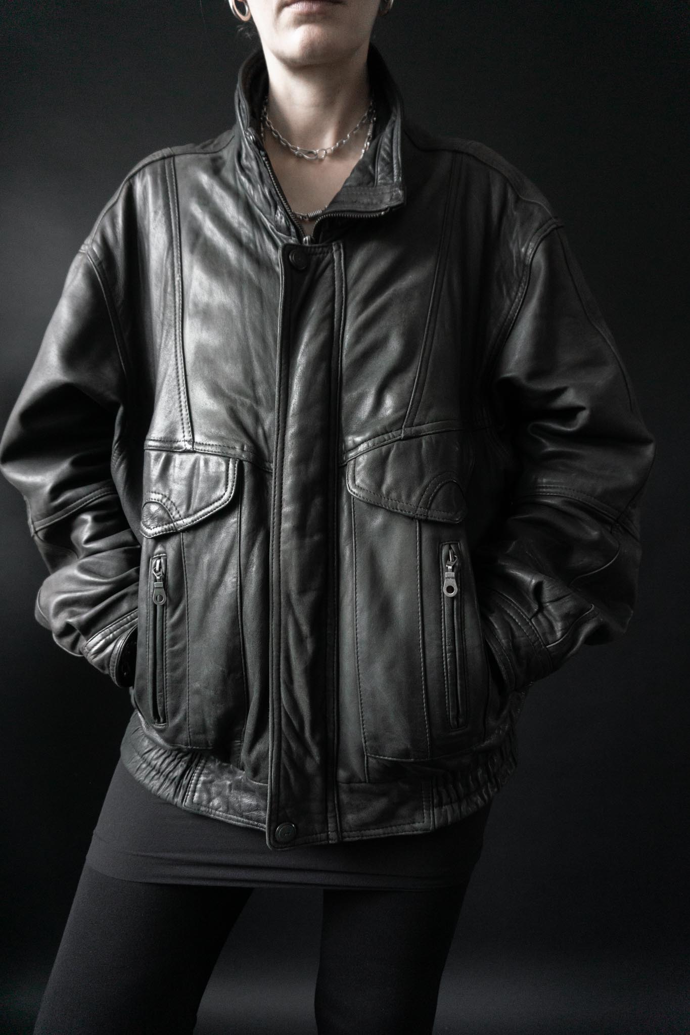 Slouchy Vintage-Bomberjacke aus grauschwarzem Leder mit Patina und vielen Taschen