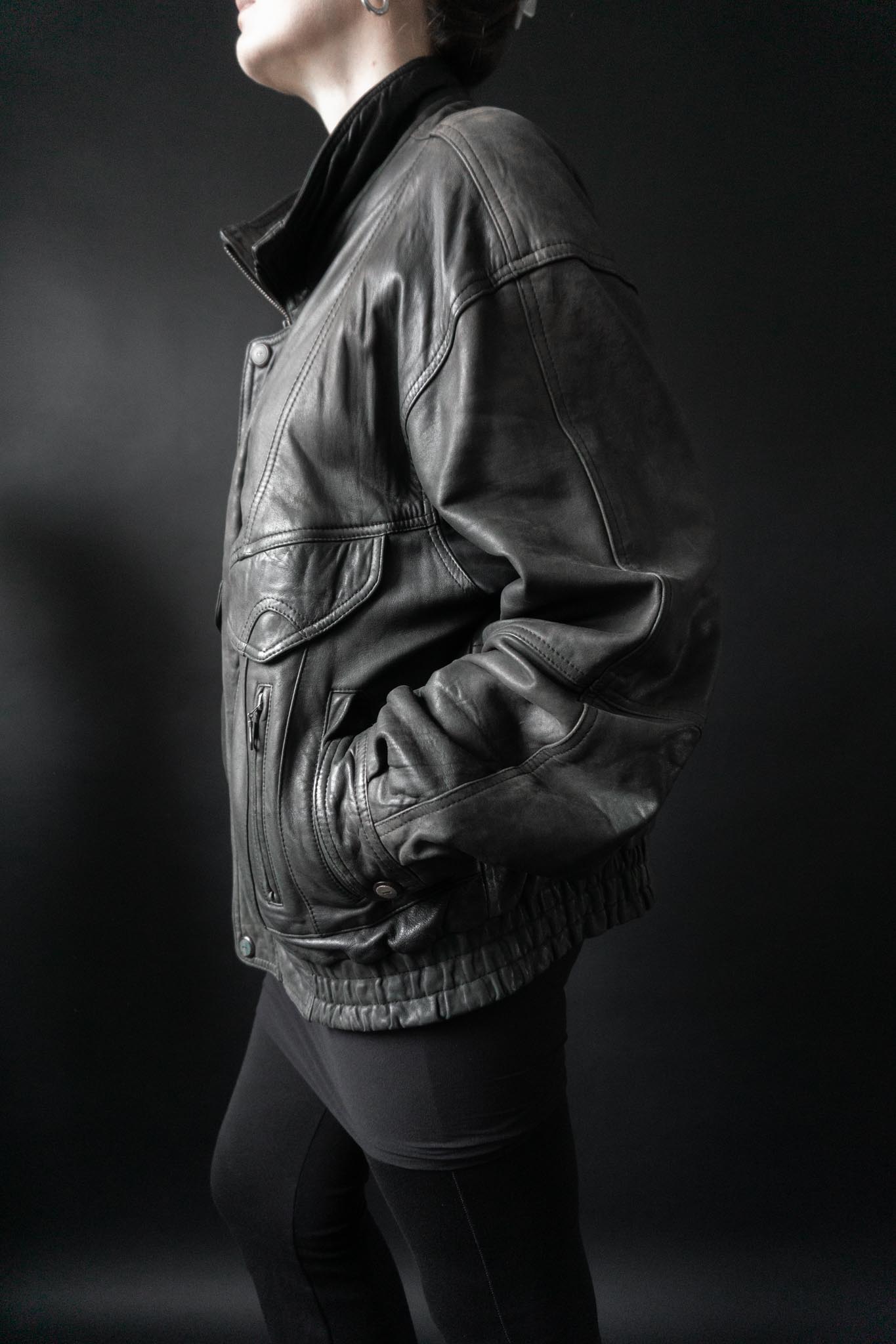 Slouchy Vintage-Bomberjacke aus grauschwarzem Leder mit Patina und vielen Taschen