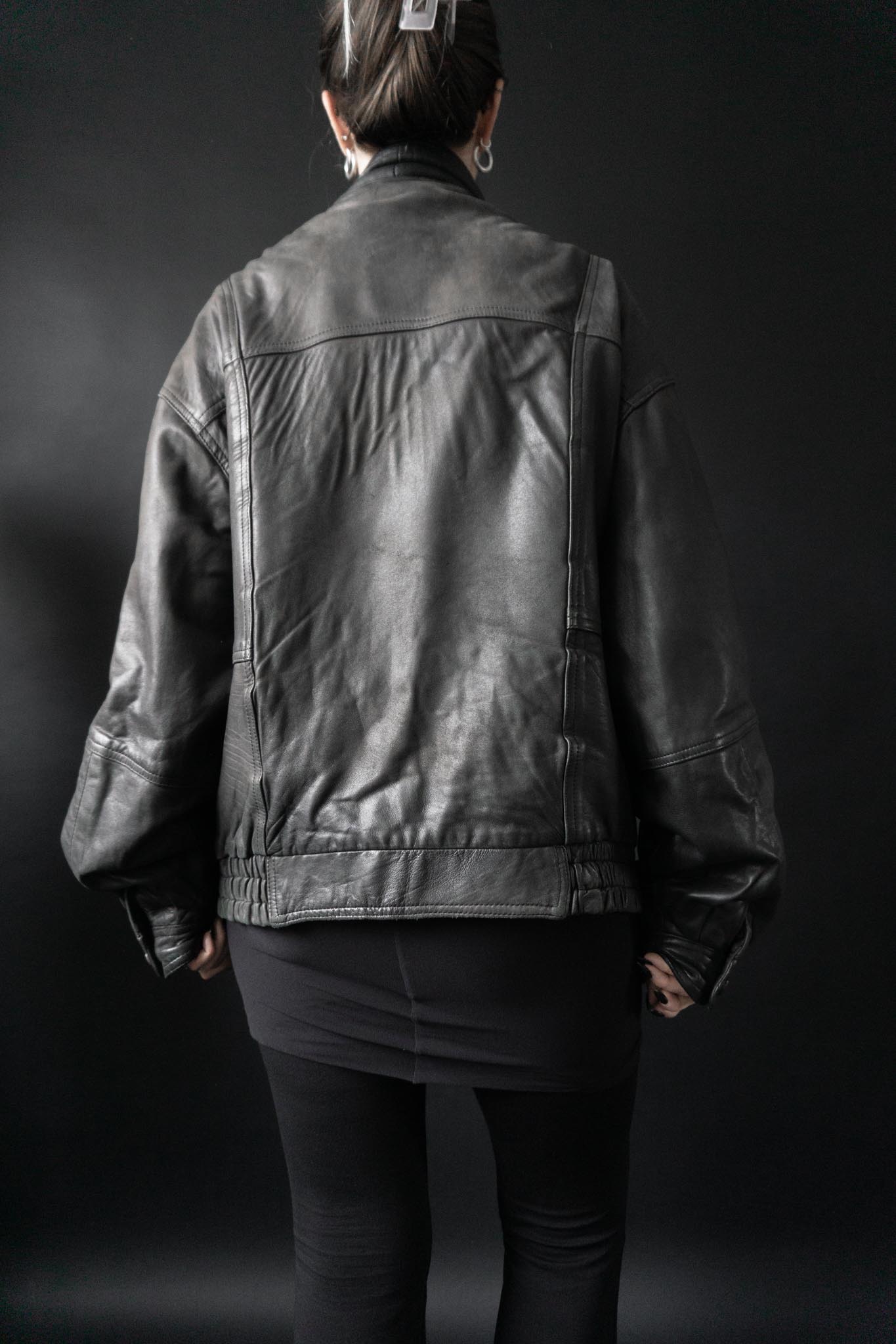 Slouchy Vintage-Bomberjacke aus grauschwarzem Leder mit Patina und vielen Taschen